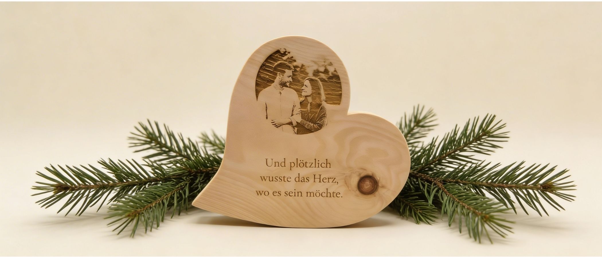 Zirbenprodukt Zirbenherz mit einem mittels Laser gravierten glücklichen paar mann und frau die sich verliebt anschauen und dem spruch: und plötzlich wusste das herz, wo es sein möchte.