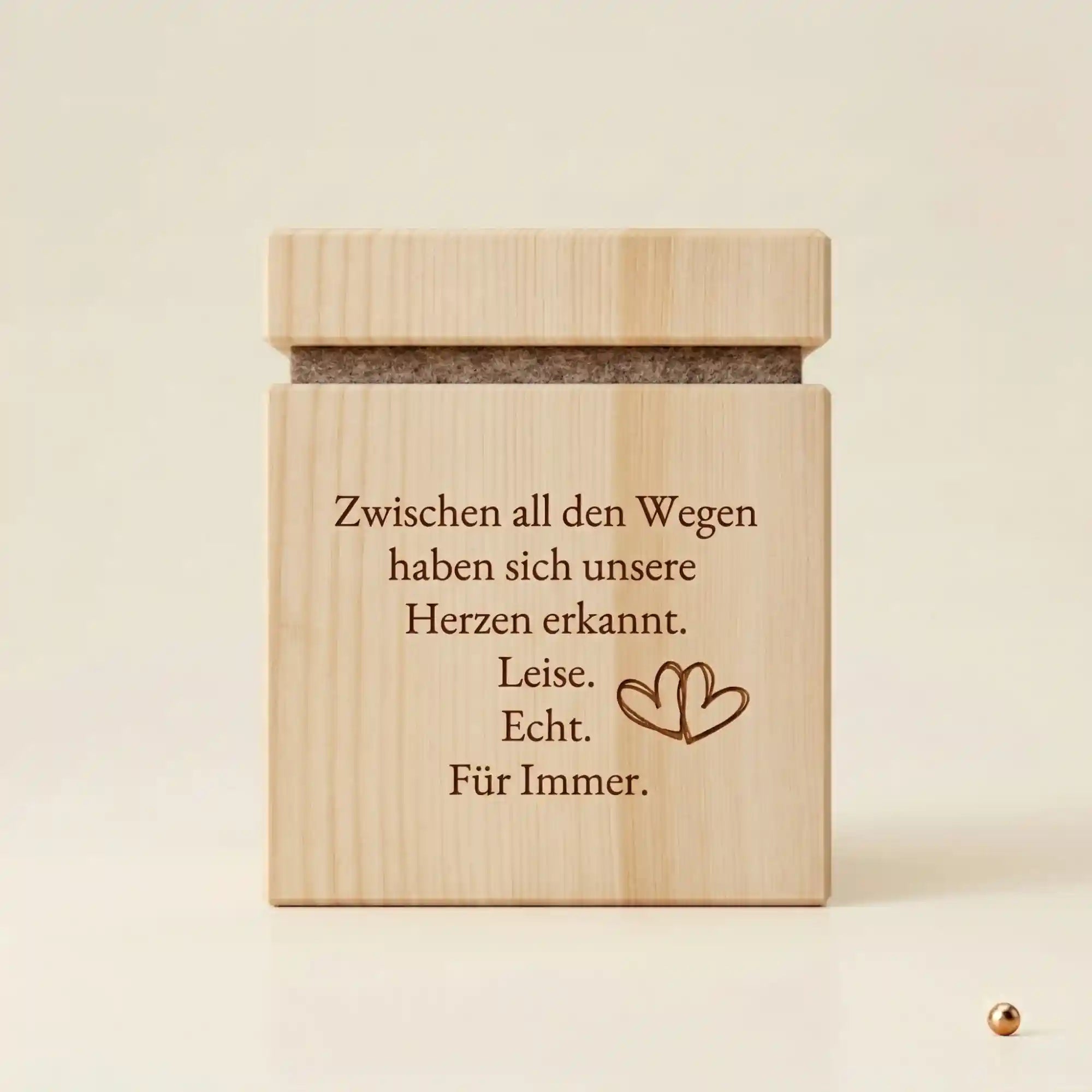 HerzZeit Zirbenwuerfel aus Zirbenholz mit individueller Gravur als Geschenk durch hochwertige Lasergravur aus Kitzbuehel. HerzZeit Zirbenwuerfel aus Zirbenholz mit individueller Gravur als Geschenk durch hochwertige Lasergravur aus Kitzbuehel.