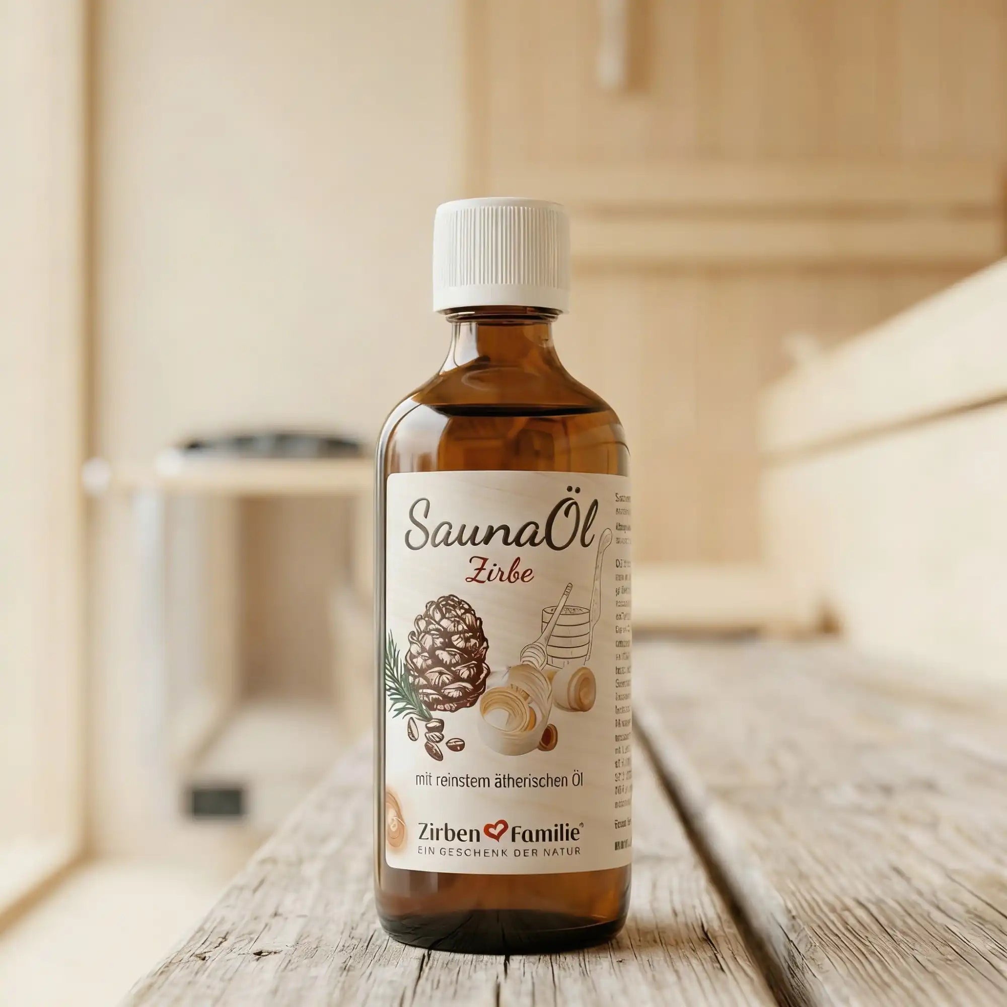 100ml Glasflasche Zirben-Saunaoel auf Altholz Bank in Sauna. Anwendungsfoto GeschenkeReich Kitzbuehel.