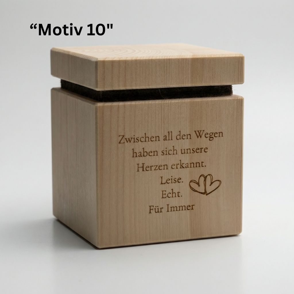 Zirben Würfel pinus cembra mit Lasergravur Zwischen all den Wegen haben sich unsere Herzen erkannt. Leise. Echt. Für immer und zwei Herz symbolen