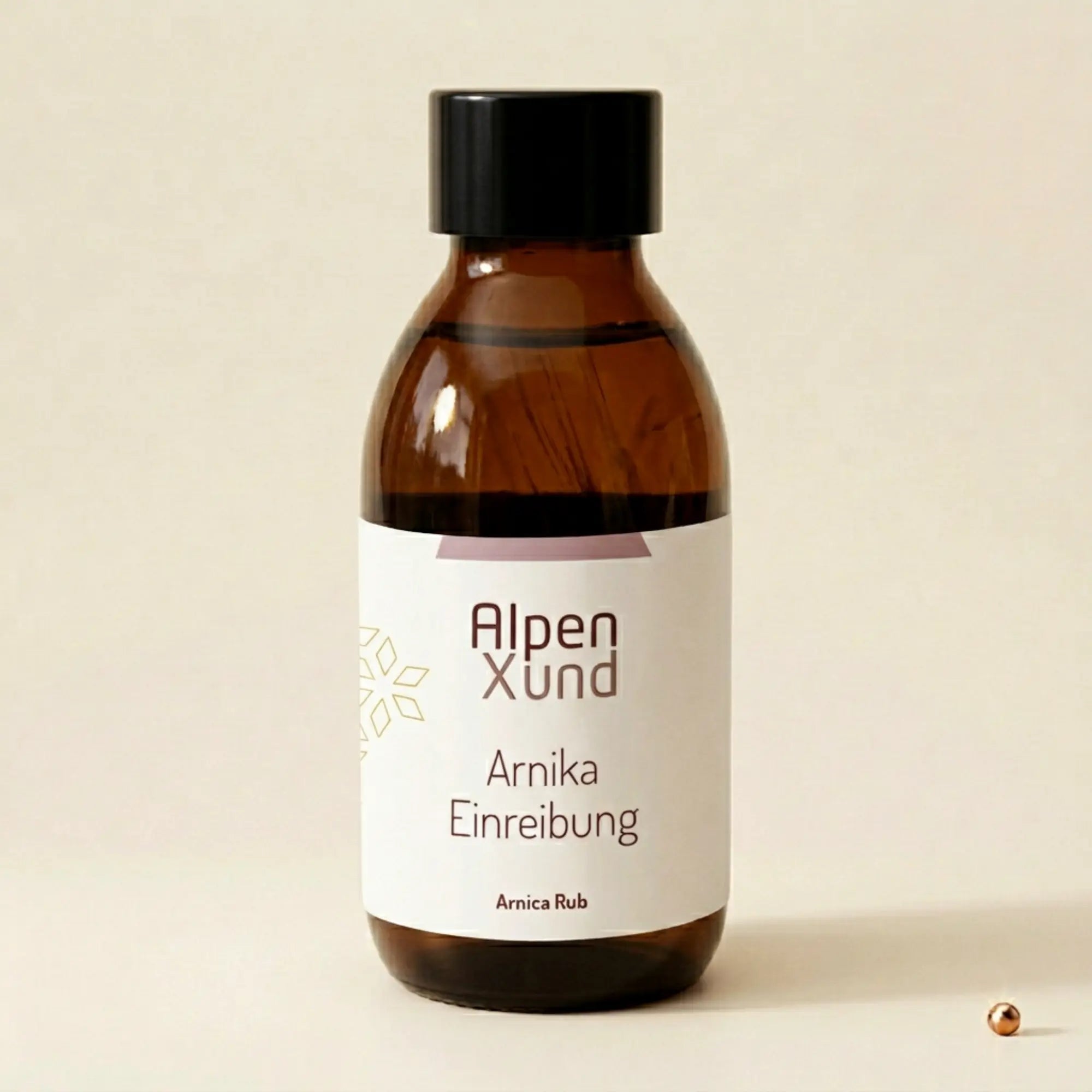 Arnika Einreibung in der Braunglasflasche auf einem minimalistischen beigen Hintergrund mit einem dezenten metallischen Kupferpunkt.