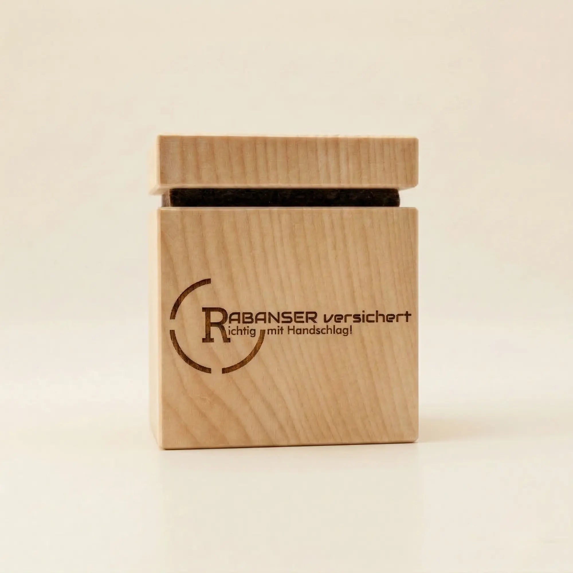 Zirbenwuerfel mit Firmenlogo Gravur fuer Versicherungen als nachhaltiges Werbegeschenk durch Lasergravur auf Zirbenholz. Zirbenwuerfel mit Firmenlogo Gravur fuer Versicherungen als nachhaltiges Werbegeschenk durch Lasergravur auf Zirbenholz.