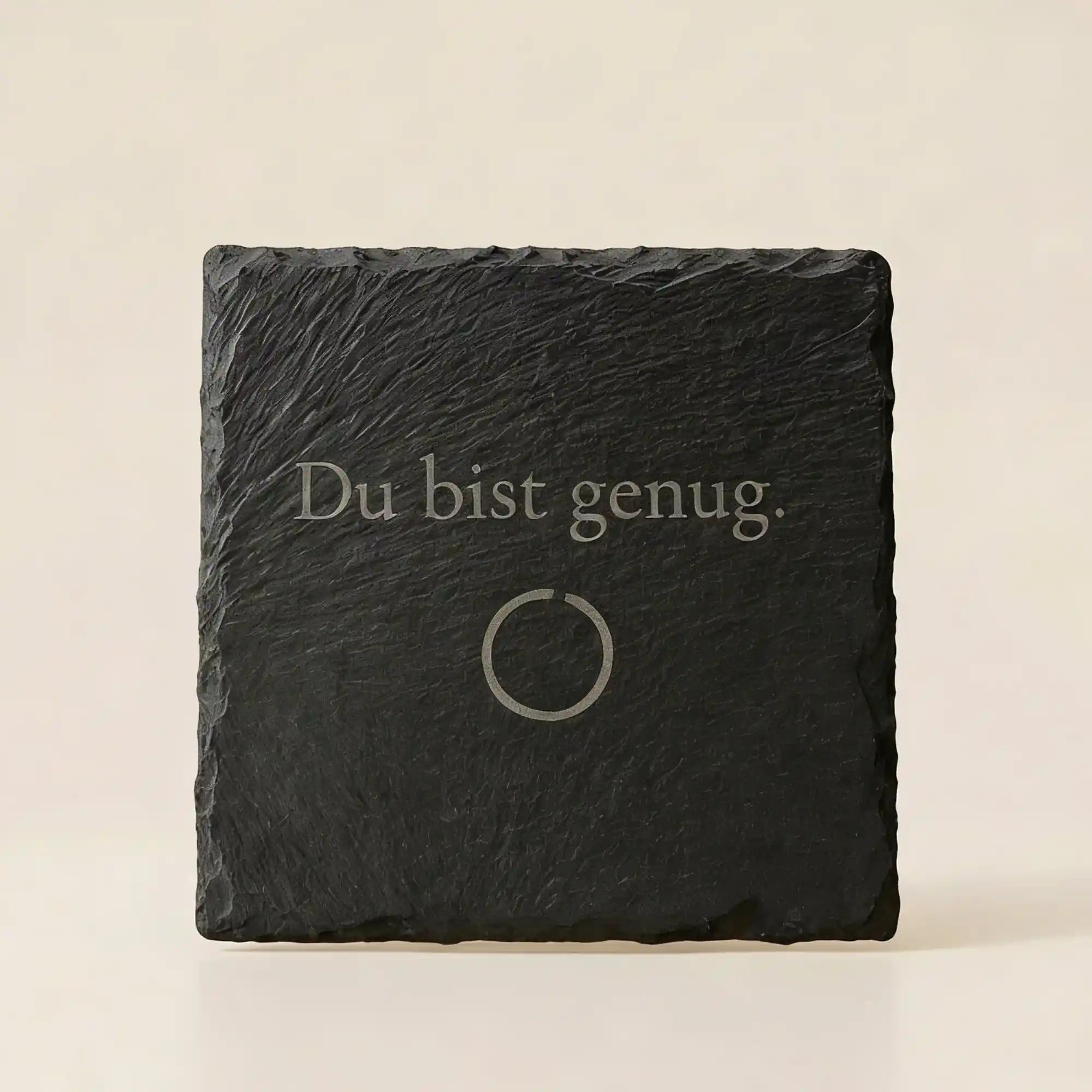 Schieferuntersetzer Lasergravur "Du bist genug": Personalisiertes Geschenk fuer Selbstliebe & Achtsamkeit. Naturstein Kreis. Schieferuntersetzer Lasergravur "Du bist genug": Personalisiertes Geschenk fuer Selbstliebe & Achtsamkeit. Naturstein Kreis.