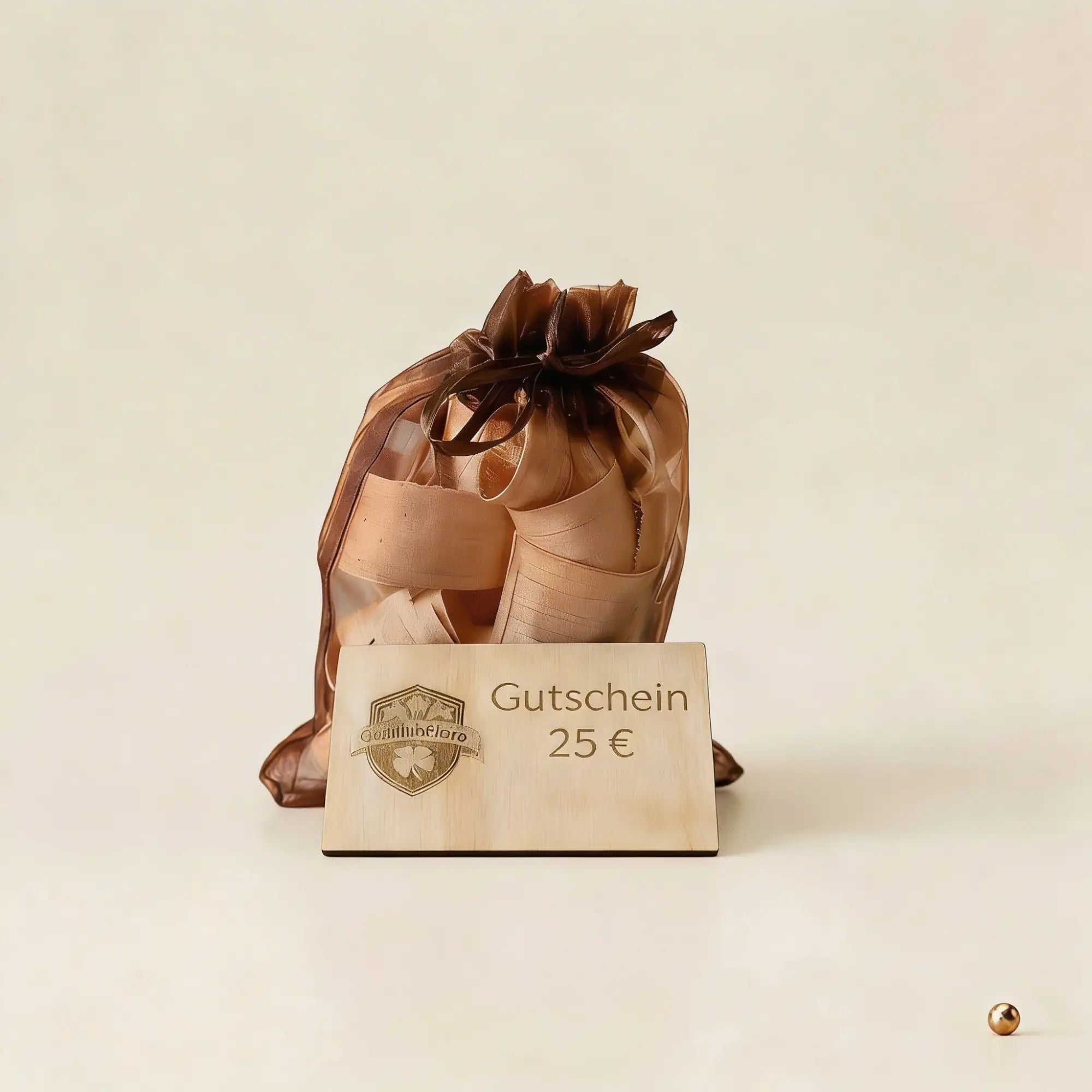 Holzgutschein mit 25 Euro Gravur aus MDF neben einem kleinen Stoffsack gefuellt mit duftenden Zirbenflocken.