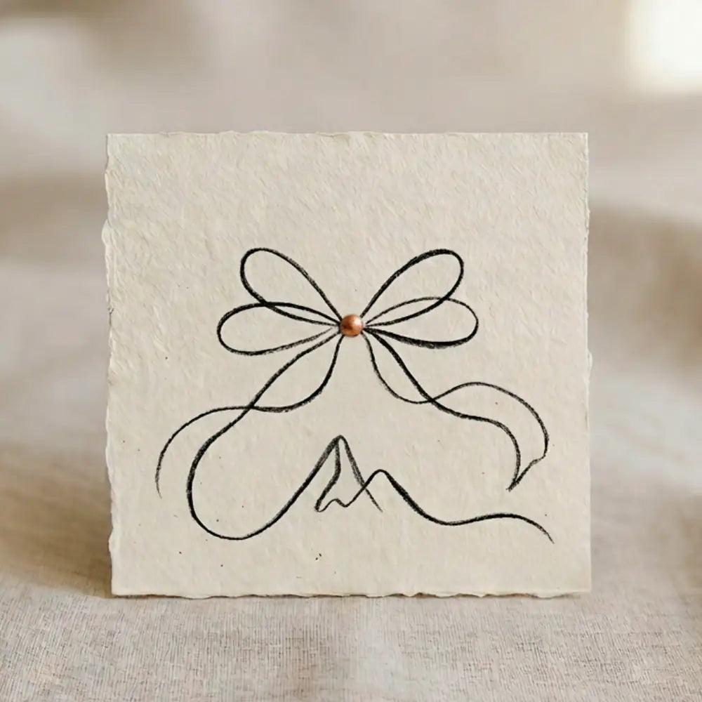 Durchgehende Linie, die eine Geschenkschleife formt und in gezackte Berggipfel uebergeht.