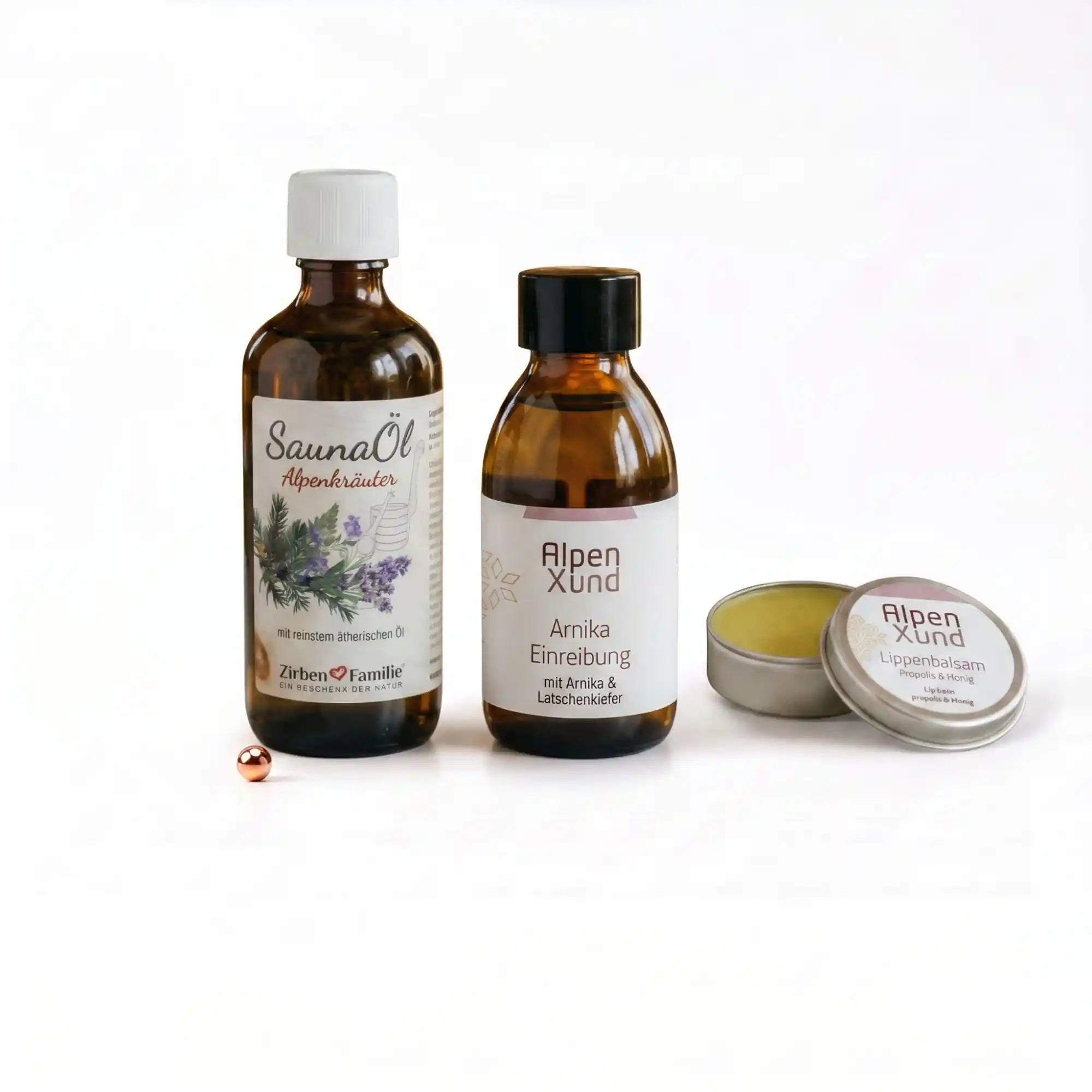 Kategoriebild fuer alpine Naturkosmetik und Wellness mit einer Auswahl aus Alpenkraeuter Saunaoel Arnika Einreibung und Lippenbalsam mit Propolis freigestellt auf weissem Hintergrund.