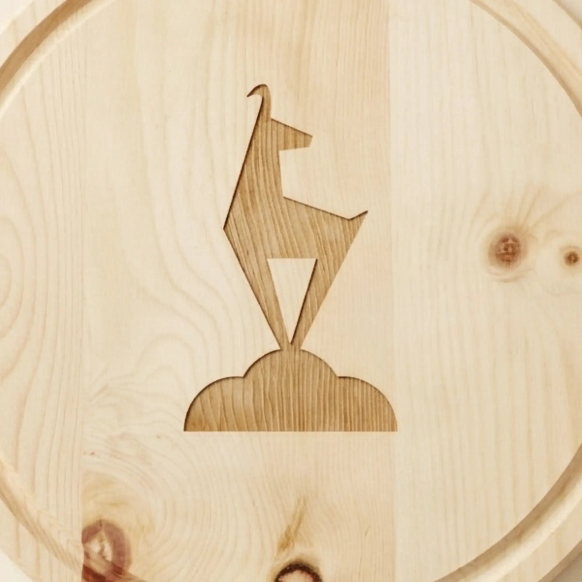Detailansicht der Kitzbuehel Gams-Logo Gravur auf Zirbenholz. Gestochen scharfe Lizenzgravur auf rundem Jausenbrett. Detailansicht der Kitzbuehel Gams-Logo Gravur auf Zirbenholz. Gestochen scharfe Lizenzgravur auf rundem Jausenbrett.