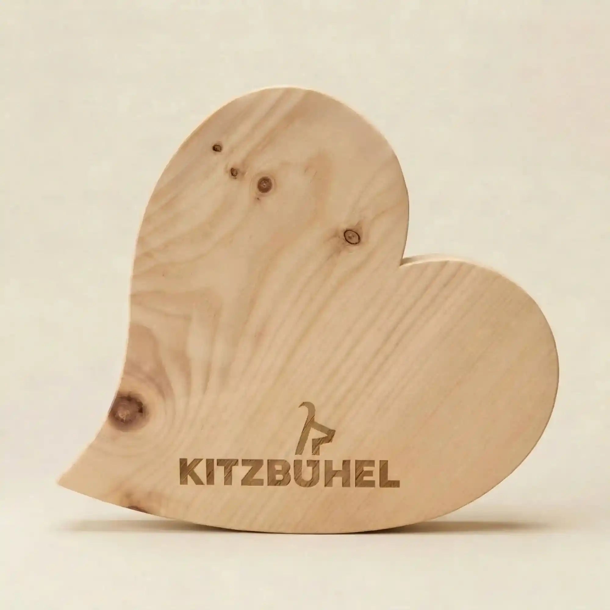 Zirbenherz mit lizenziertem Kitzbuehel Schriftzug und Gams Logo. Massives Alpen-Zirbenholz mit praeziser Lasergravur. Zirbenherz mit lizenziertem Kitzbuehel Schriftzug und Gams Logo. Massives Alpen-Zirbenholz mit praeziser Lasergravur.