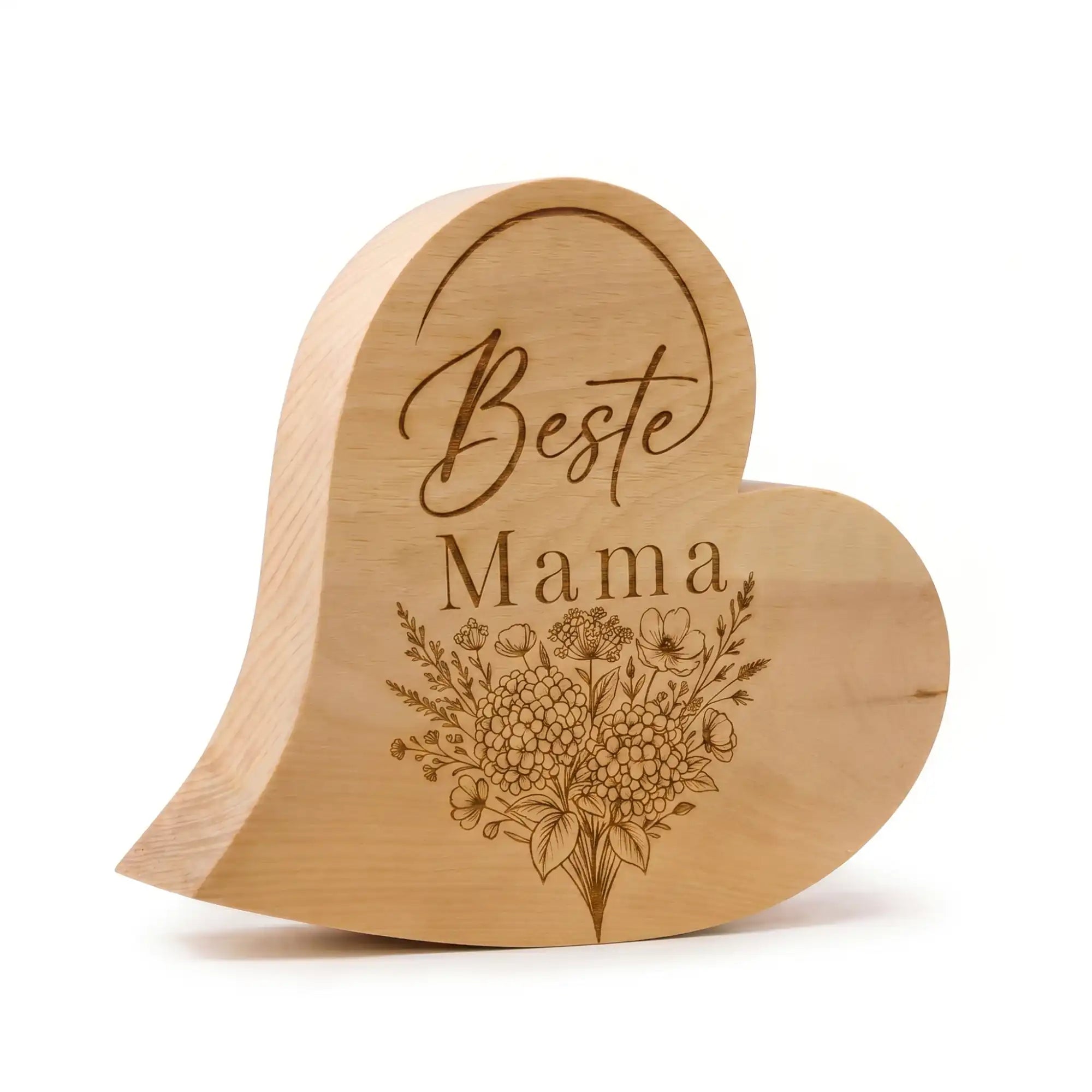 Graviertes Herz aus massivem Zirbenholz mit Blumenstrauss und Schriftzug „Beste Mama“ auf weissem Hintergrund als Muttertagsgeschenk. Graviertes Herz aus massivem Zirbenholz mit Blumenstrauss und Schriftzug „Beste Mama“ auf weissem Hintergrund als Muttertagsgeschenk.