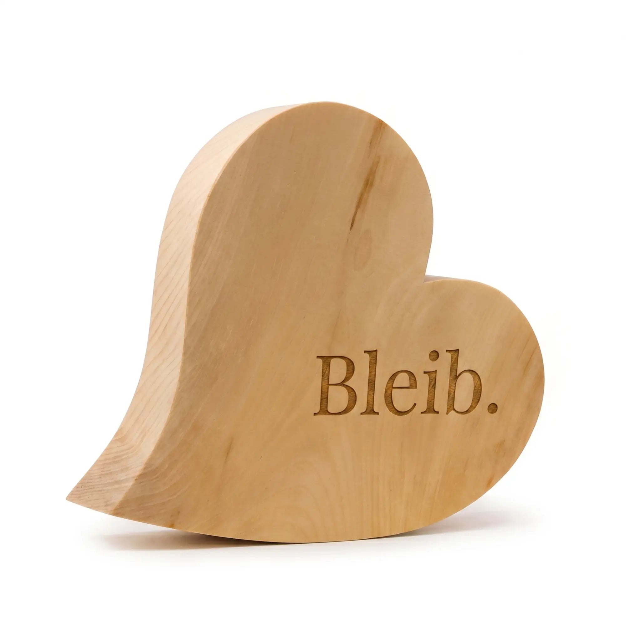 Zirbenherz als emotionales Muttertagsgeschenk mit Gravur „Bleib.“ aus massivem Zirbenholz auf weissem Hintergrund. Zirbenherz als emotionales Muttertagsgeschenk mit Gravur „Bleib.“ aus massivem Zirbenholz auf weissem Hintergrund.
