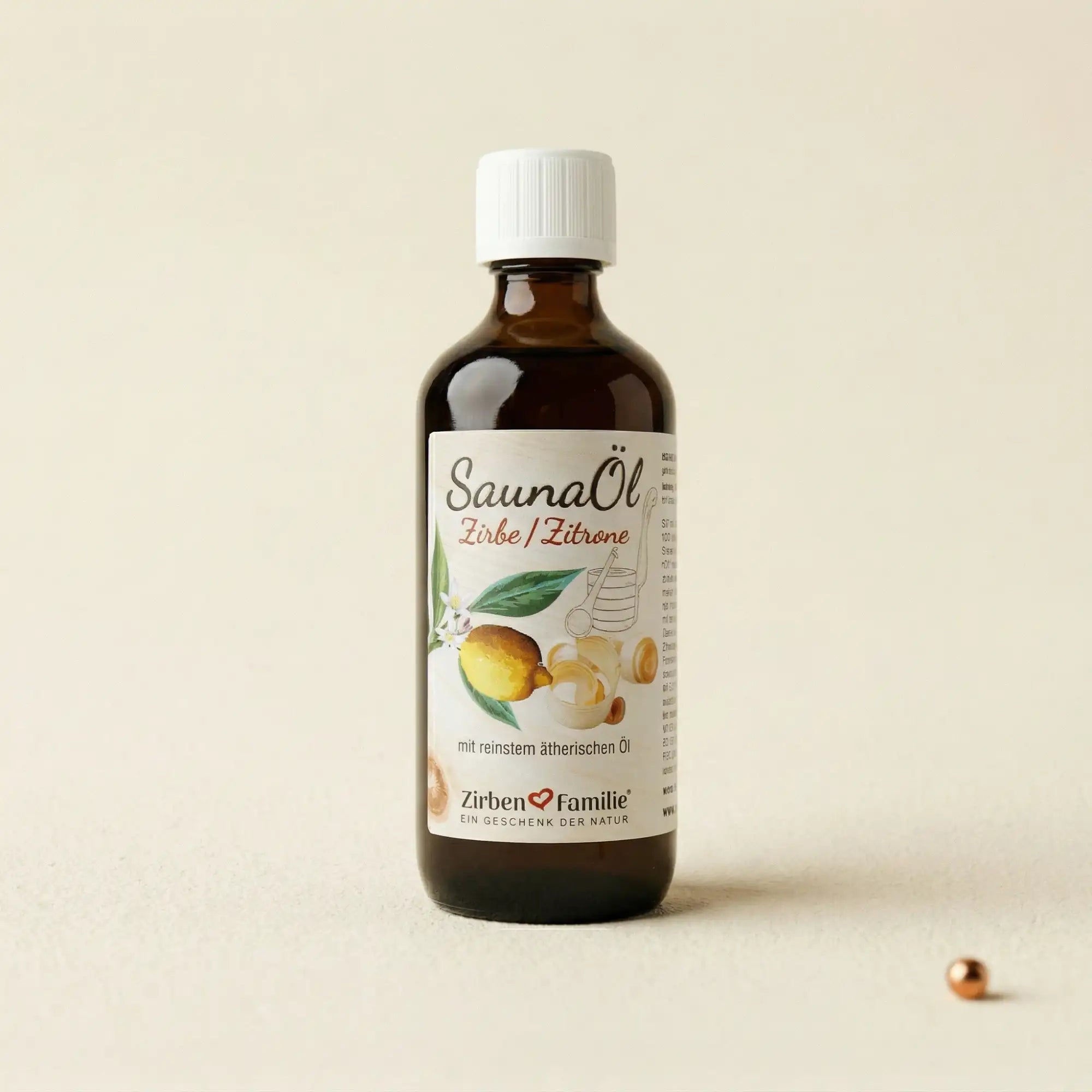 100ml Saunaoel Zirbe und Zitrone Flasche zentriert auf hellem strukturiertem Papier-Hintergrund im minimalistischen Stil und Kupfer Akzent. 100ml Saunaoel Zirbe und Zitrone Flasche zentriert auf hellem strukturiertem Papier-Hintergrund im minimalistischen Stil und Kupfer Akzent.