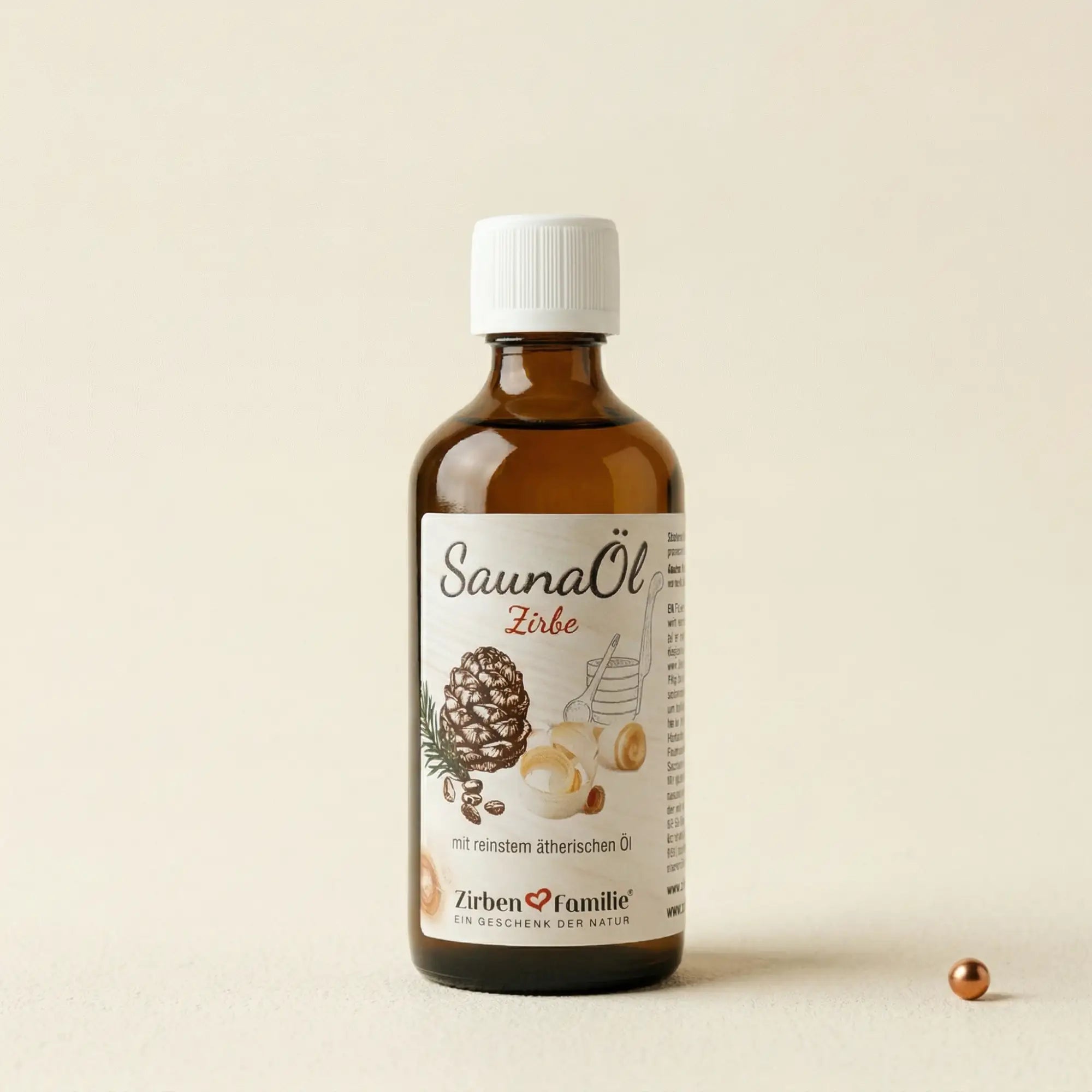 100ml Glasflasche Zirben-Saunaoel auf beigem, texturiertem Hintergrund mit edlem Lichtreflex und Kupfer-Akzent.