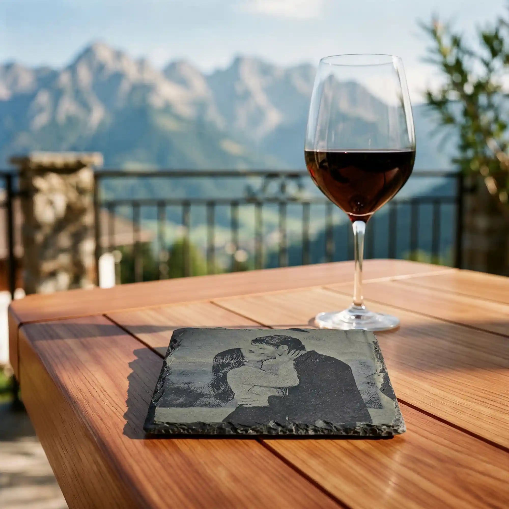 Schiefer-Untersetzer personalisiert: Lasergravur Foto-Kuss Paar. Naturschiefer Geschenk zur Hochzeit aus Kitzbuehel. Schiefer-Untersetzer personalisiert: Lasergravur Foto-Kuss Paar. Naturschiefer Geschenk zur Hochzeit aus Kitzbuehel.