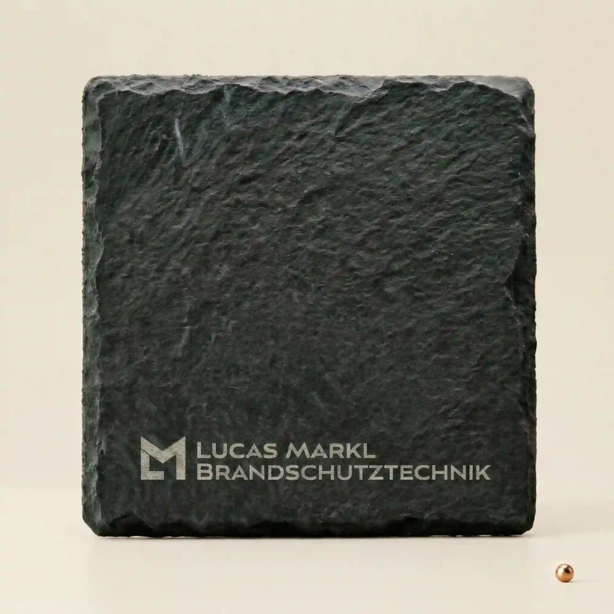 Schiefer-Untersetzer-Set mit Logo Gravur von Brandschutztechnik Lucas Markl als B2B Werbegeschenk durch Lasergravur auf Schiefer Schiefer-Untersetzer-Set mit Logo Gravur von Brandschutztechnik Lucas Markl als B2B Werbegeschenk durch Lasergravur auf Schiefer