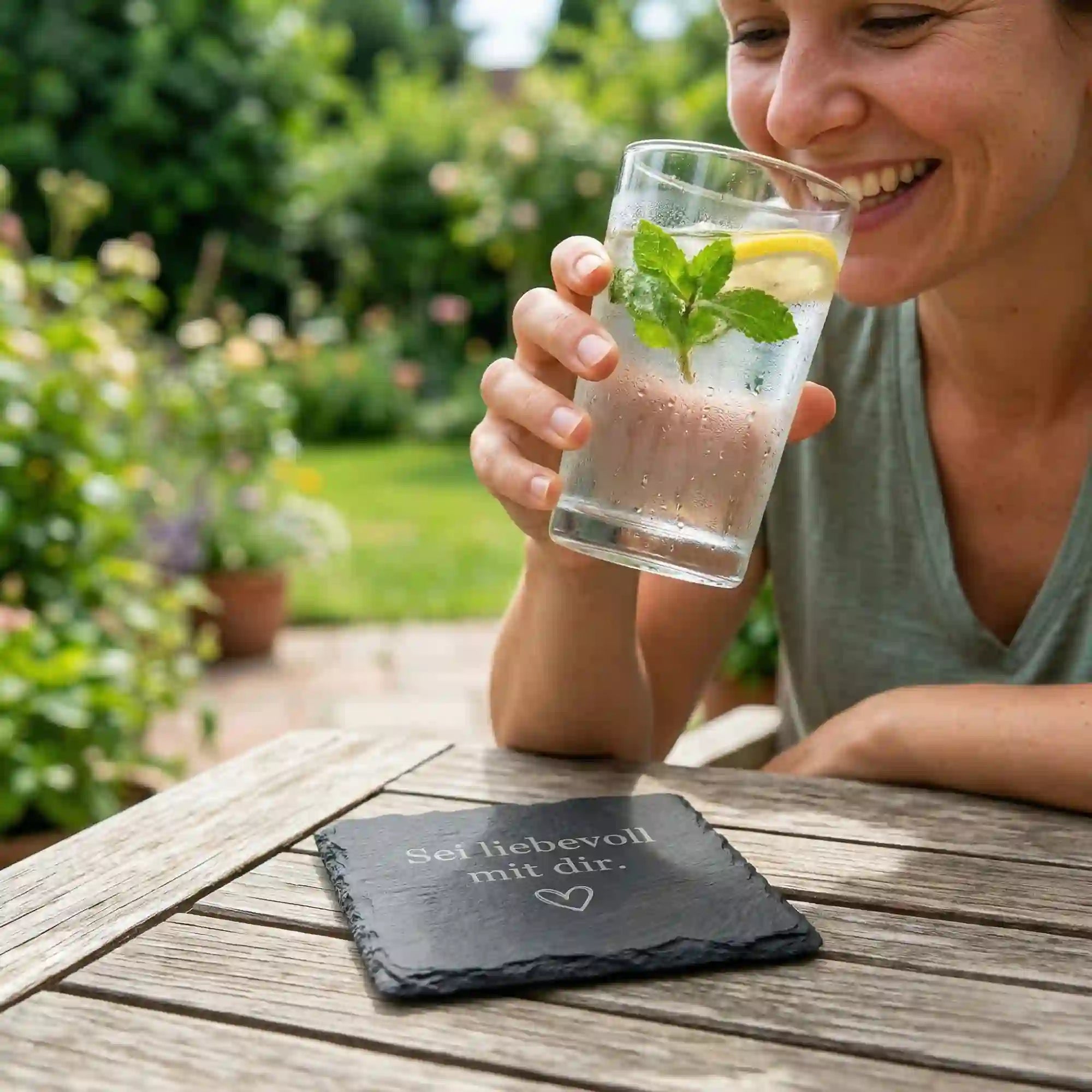 Personalisiertes Selfcare Schieferuntersetzer Geschenk. Sei liebevoll mit dir Gravur von GeschenkeReich Kitzbuehel im Garten. Personalisiertes Selfcare Schieferuntersetzer Geschenk. Sei liebevoll mit dir Gravur von GeschenkeReich Kitzbuehel im Garten.