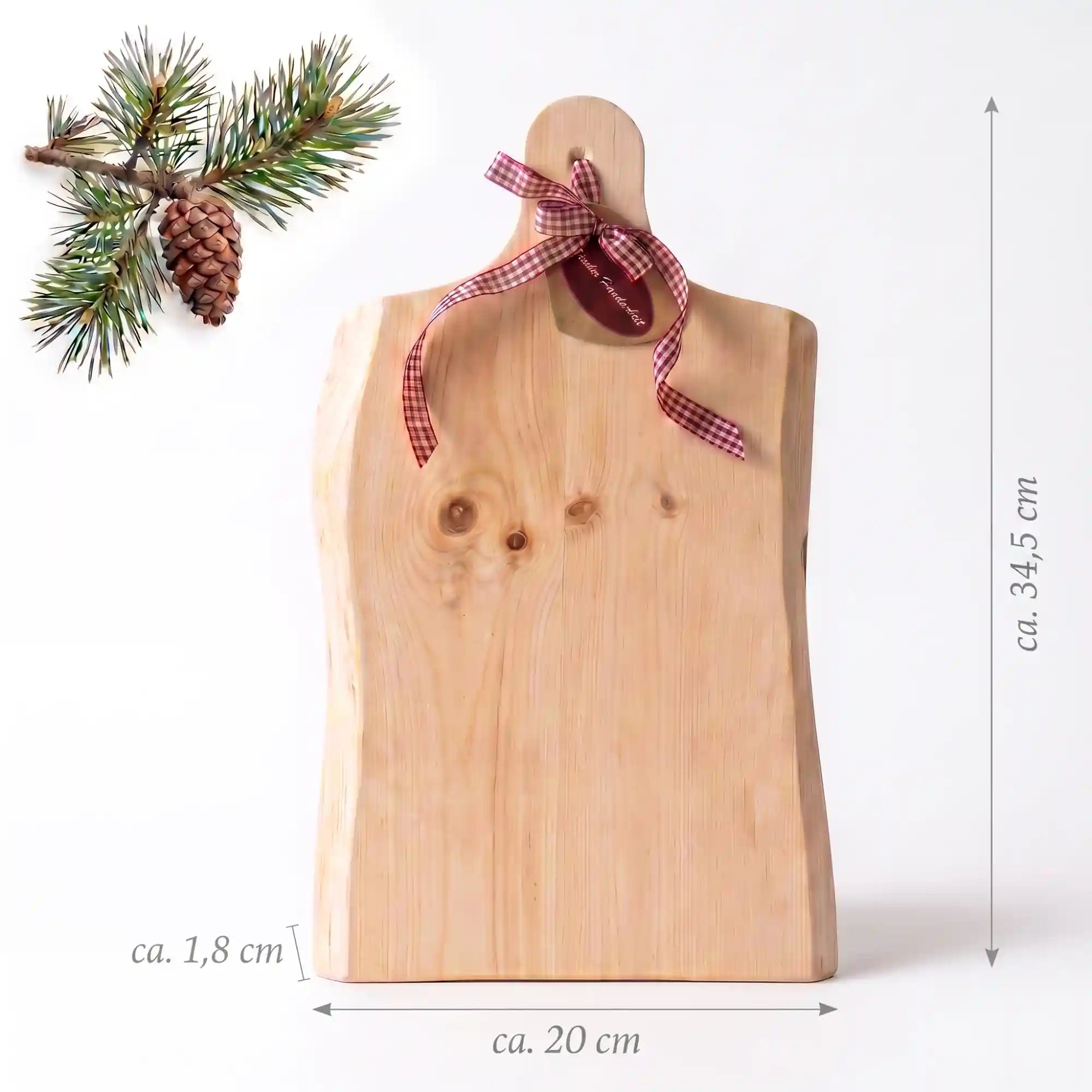 Massives XL Brotzeitbrett aus Zirbe mit Massangaben und rot-weiss karierter Schleife als grosses Servierbrett oder Geschenkidee vor weissem Hintergrund.