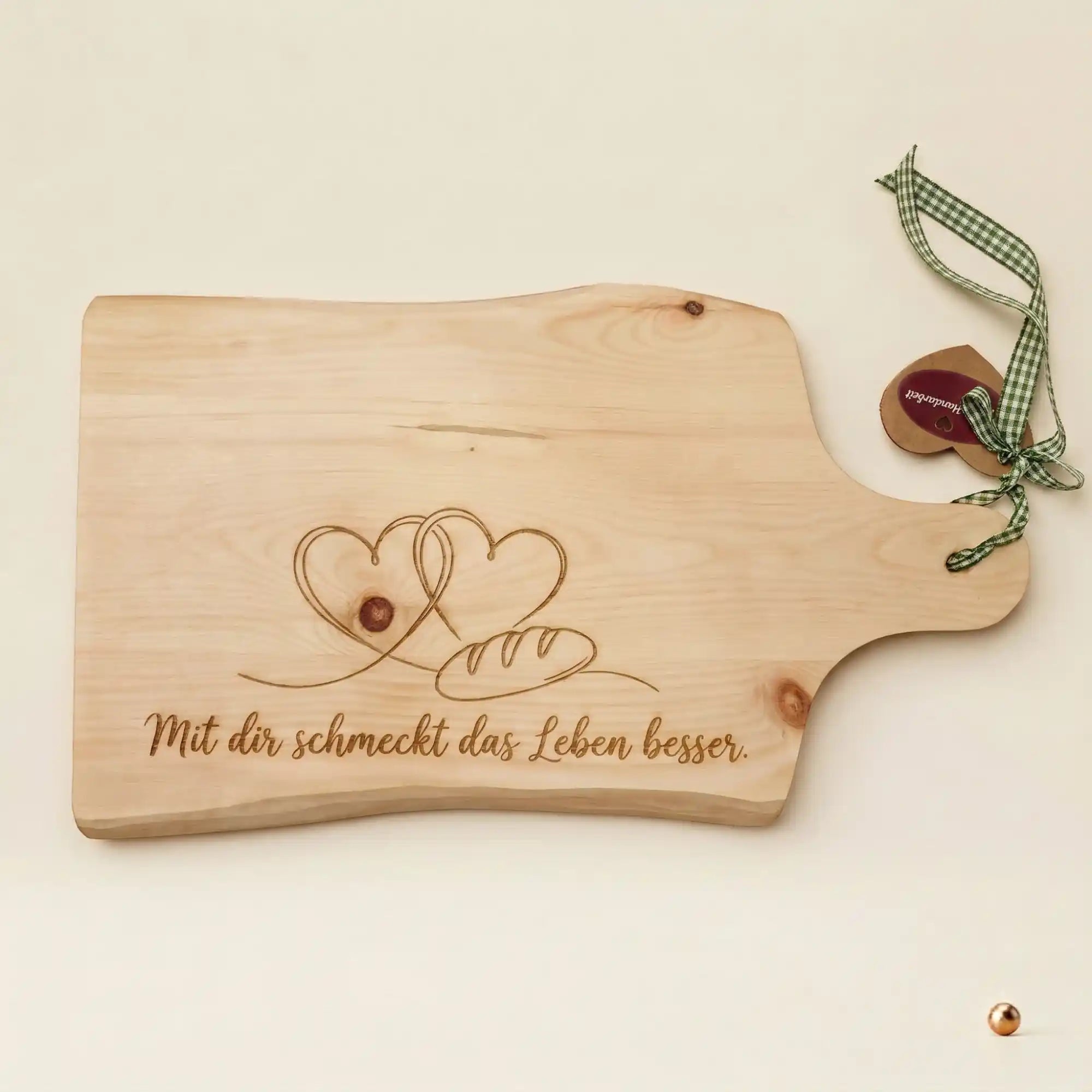Zirben-Jausenbrett mit Gravur „Mit dir schmeckt das Leben besser“, zwei Herzen & Brot-Symbol. Personalisiert mit Logo. Zirben-Jausenbrett mit Gravur „Mit dir schmeckt das Leben besser“, zwei Herzen & Brot-Symbol. Personalisiert mit Logo.