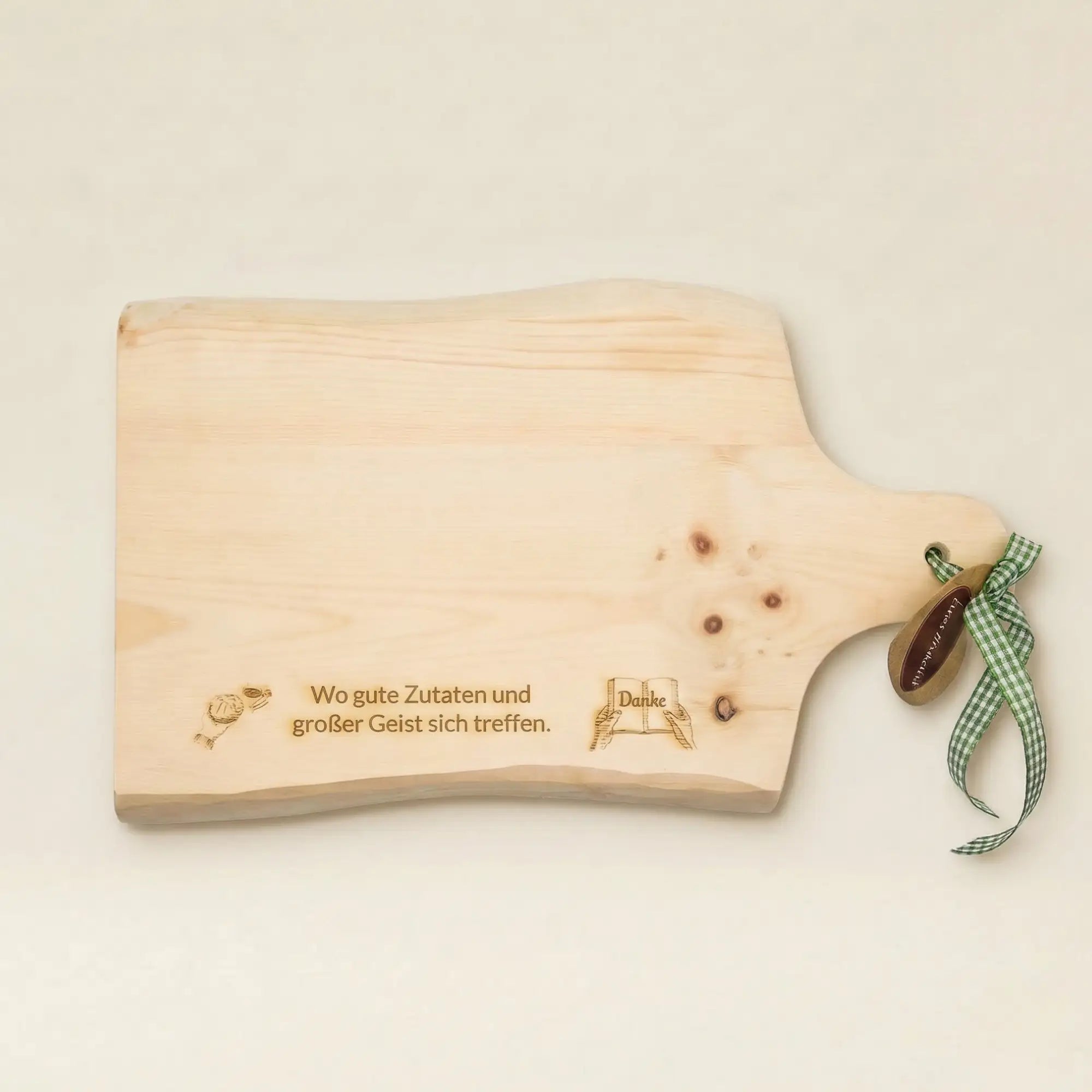 Zirben-Jausenbrett personalisiert: Gravur "Wo gute Zutaten & grosser Geist sich treffen", Haende mit Buch, Danke-Inschrift, Brot & Wein. Zirben-Jausenbrett personalisiert: Gravur "Wo gute Zutaten & grosser Geist sich treffen", Haende mit Buch, Danke-Inschrift, Brot & Wein.