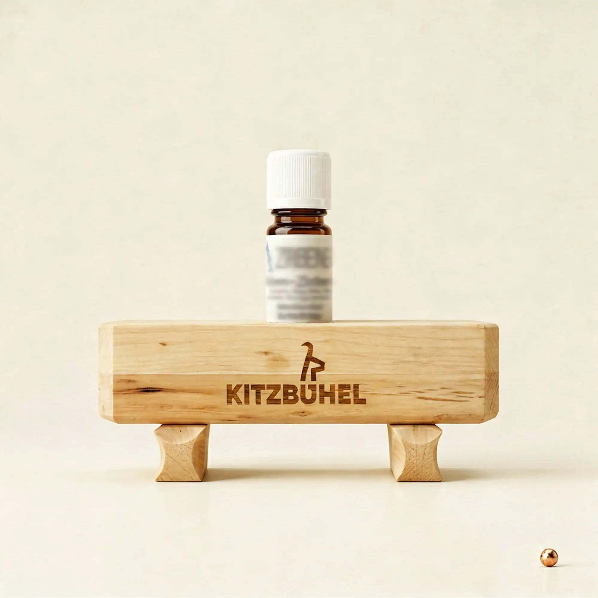 Zirbenduft‑Brunnen Kitz‑Edition aus Tiroler Zirbenholz auf neutralem Hintergrund mit 10 ml Zirbenoel‑Flasche. Zirbenduft‑Brunnen Kitz‑Edition aus Tiroler Zirbenholz auf neutralem Hintergrund mit 10 ml Zirbenoel‑Flasche.