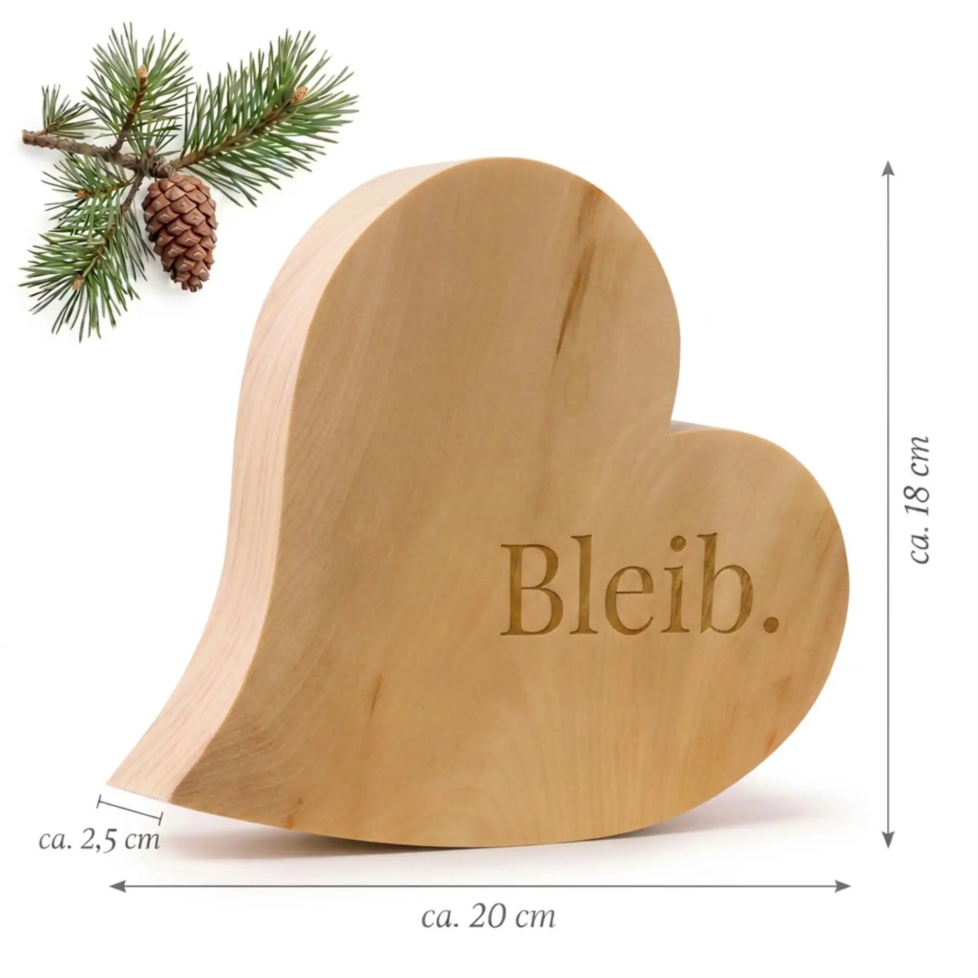 Zirbenherz Bleib aus Zirbe mit Gravur und sichtbaren Massen auf weissem Hintergrund mit Zirbenzweig und Zirbenzapfen.