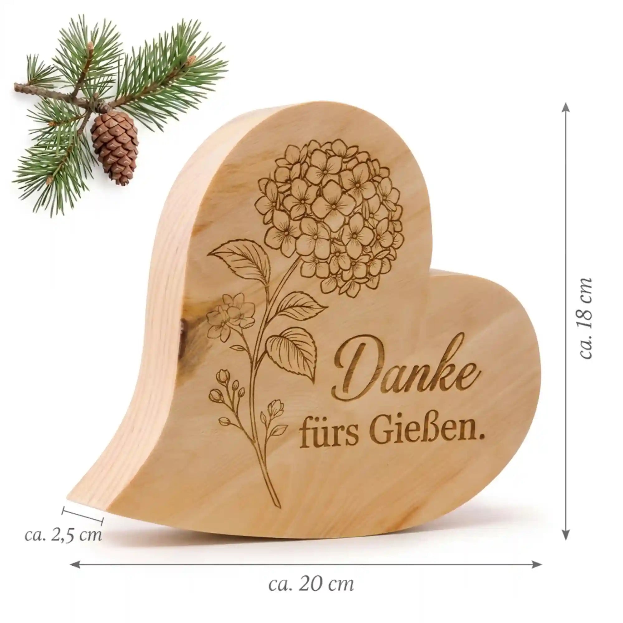Zirbenherz Danke fuers Giessen aus Zirbe mit Gravur, Hortensienmotiv und sichtbaren Massen auf weissem Hintergrund mit Zirbenzweig und Zirbenzapfen.