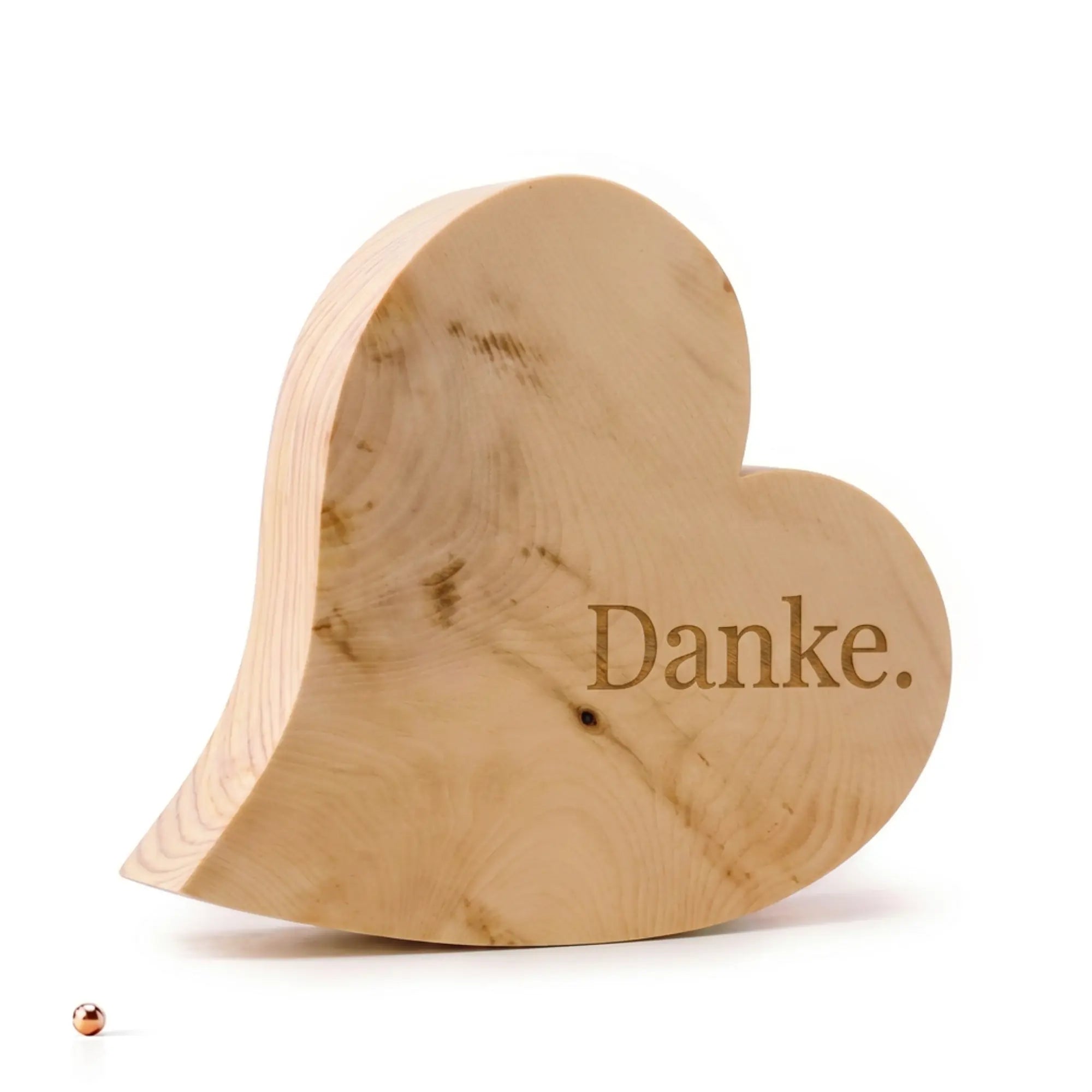 Zirbenherz Danke als Geschenk aus Zirbe mit Gravur auf weissem Hintergrund. Zirbenherz Danke als Geschenk aus Zirbe mit Gravur auf weissem Hintergrund.