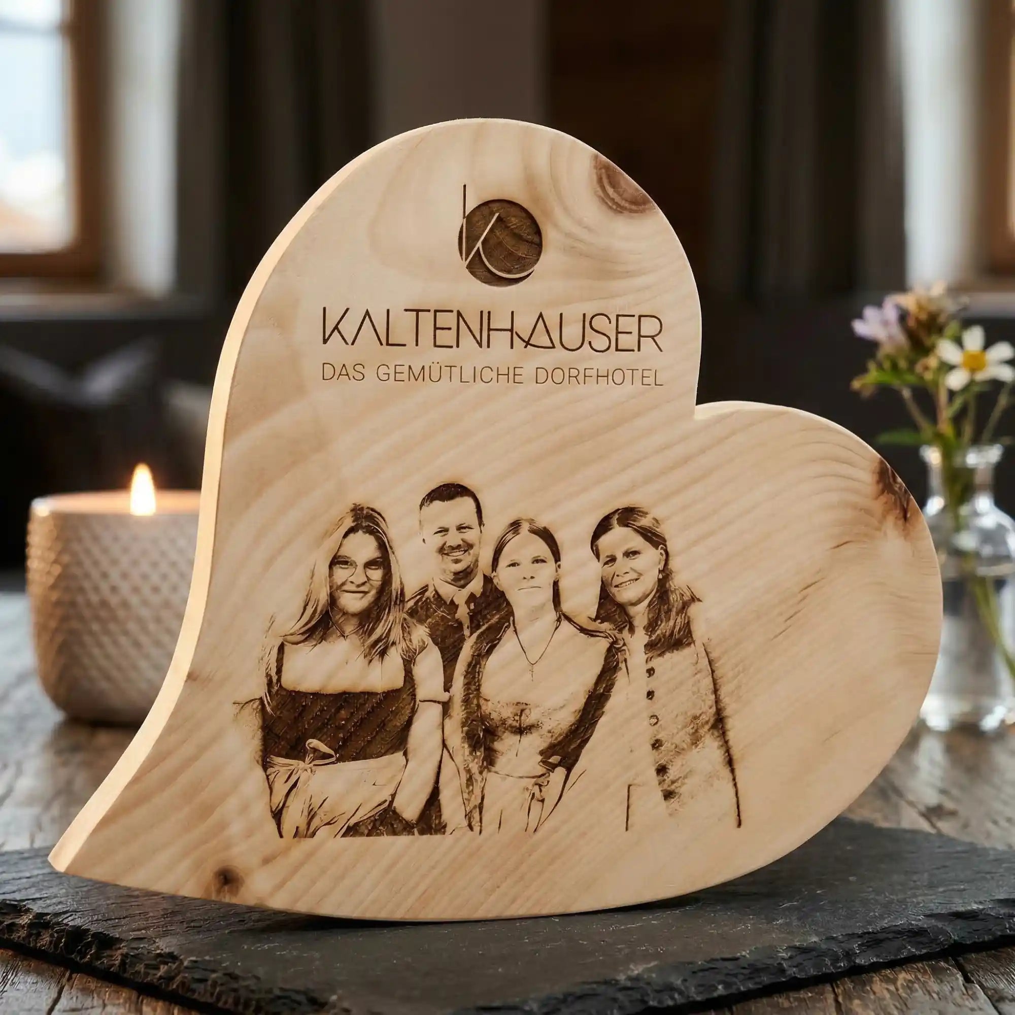 Zirbenholz Herz mit Foto Gravur Familie Steinhauser und Hotel Kaltenhauser Logo. Alpines Design Unikat aus der Kitzbuehler Werkstatt. Zirbenholz Herz mit Foto Gravur Familie Steinhauser und Hotel Kaltenhauser Logo. Alpines Design Unikat aus der Kitzbuehler Werkstatt.