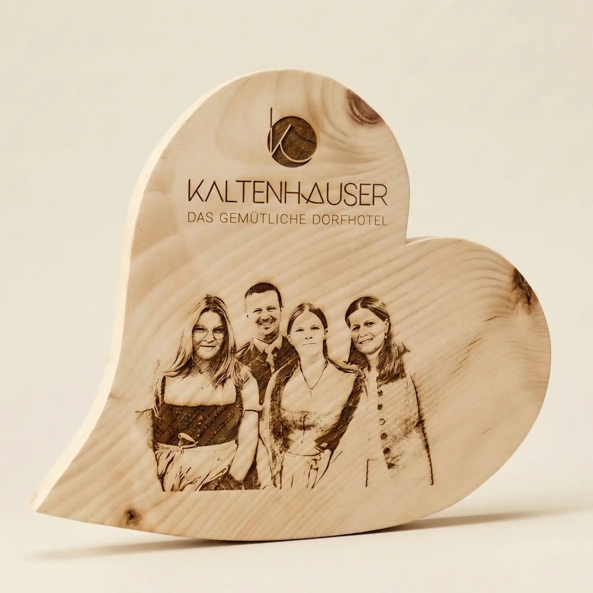 Zirbenherz mit Foto-Gravur der Familie Steinhauser & Logo des Hotel Kaltenhauser im Pinzgau. Edles Zirbenholz-Unikat aus Kitzbuehel. Zirbenherz mit Foto-Gravur der Familie Steinhauser & Logo des Hotel Kaltenhauser im Pinzgau. Edles Zirbenholz-Unikat aus Kitzbuehel.