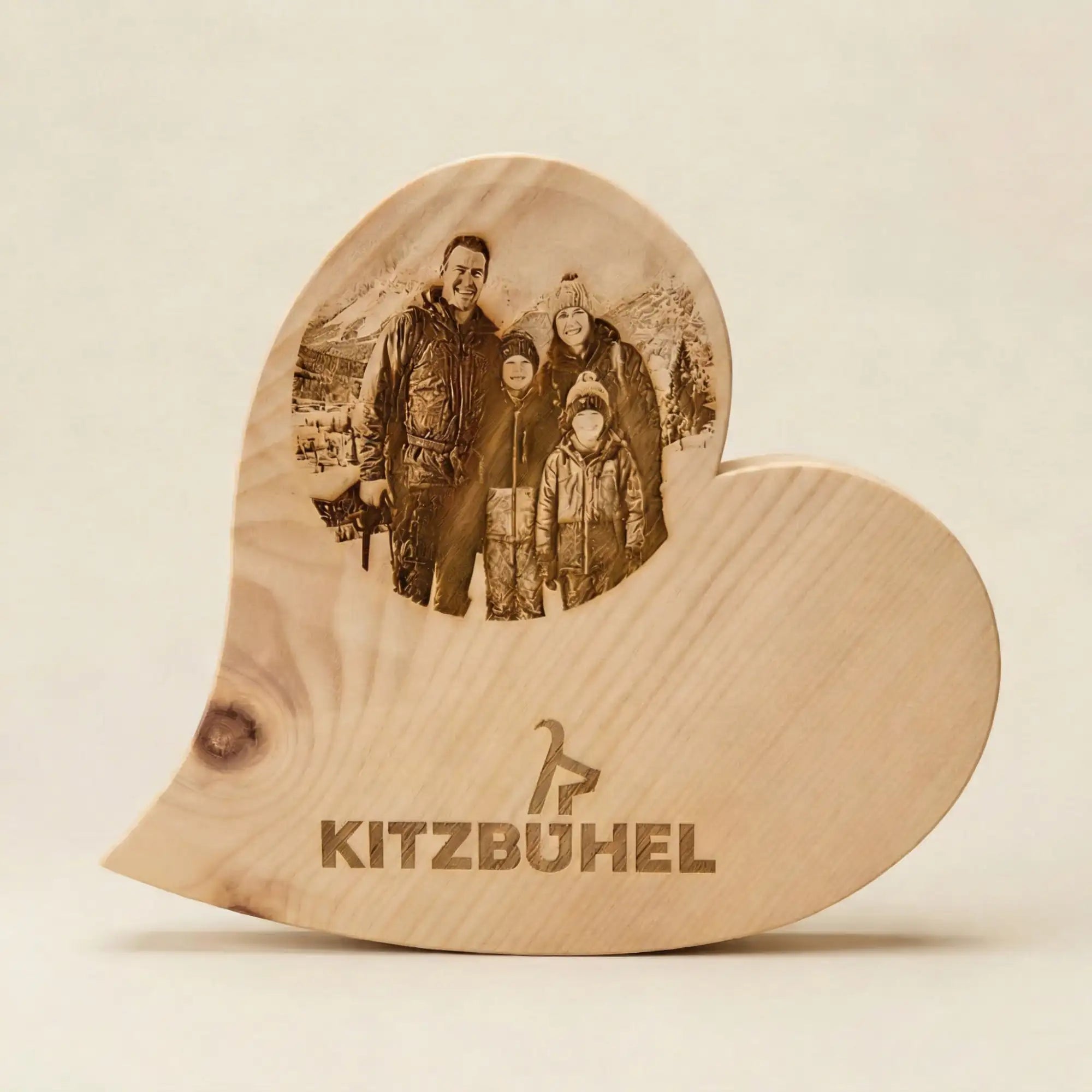 Zirbenholz-Herz mit Familienfoto-Gravur & original Kitzbuehel Schriftzug. Personalisierte Geschenkidee aus echtem Zirbenholz. Zirbenholz-Herz mit Familienfoto-Gravur & original Kitzbuehel Schriftzug. Personalisierte Geschenkidee aus echtem Zirbenholz.