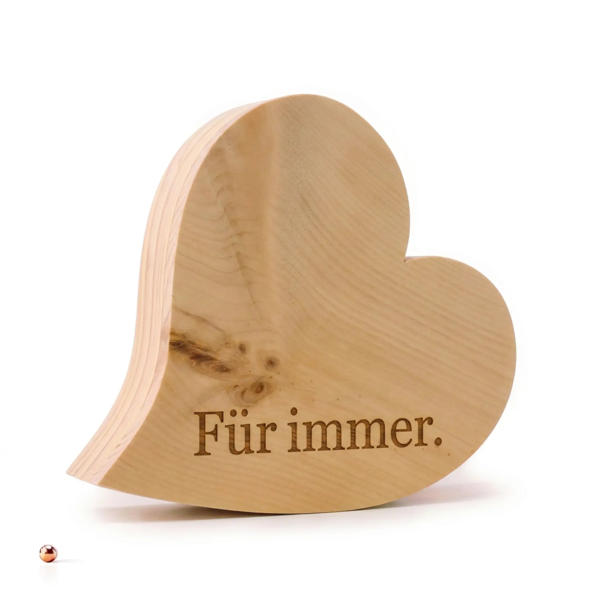 Zirbenherz Fuer immer als Geschenk aus Zirbe mit Gravur auf weissem Hintergrund. Zirbenherz Fuer immer als Geschenk aus Zirbe mit Gravur auf weissem Hintergrund.