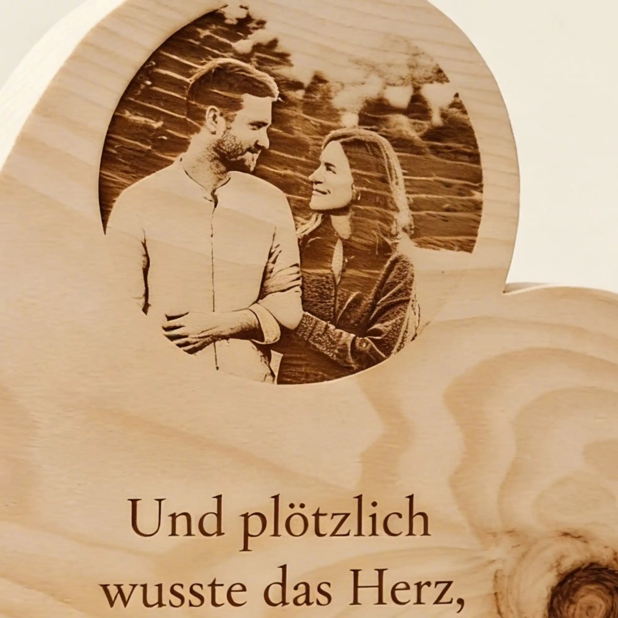 Detail der Laser-Fotogravur eines Zirbenherz Gravur fuer Paare mit Namen und Datum. Personalisiertes Hochzeitsgeschenk und Unikat aus Zirbenholz. Detail der Laser-Fotogravur eines Zirbenherz Gravur fuer Paare mit Namen und Datum. Personalisiertes Hochzeitsgeschenk und Unikat aus Zirbenholz.