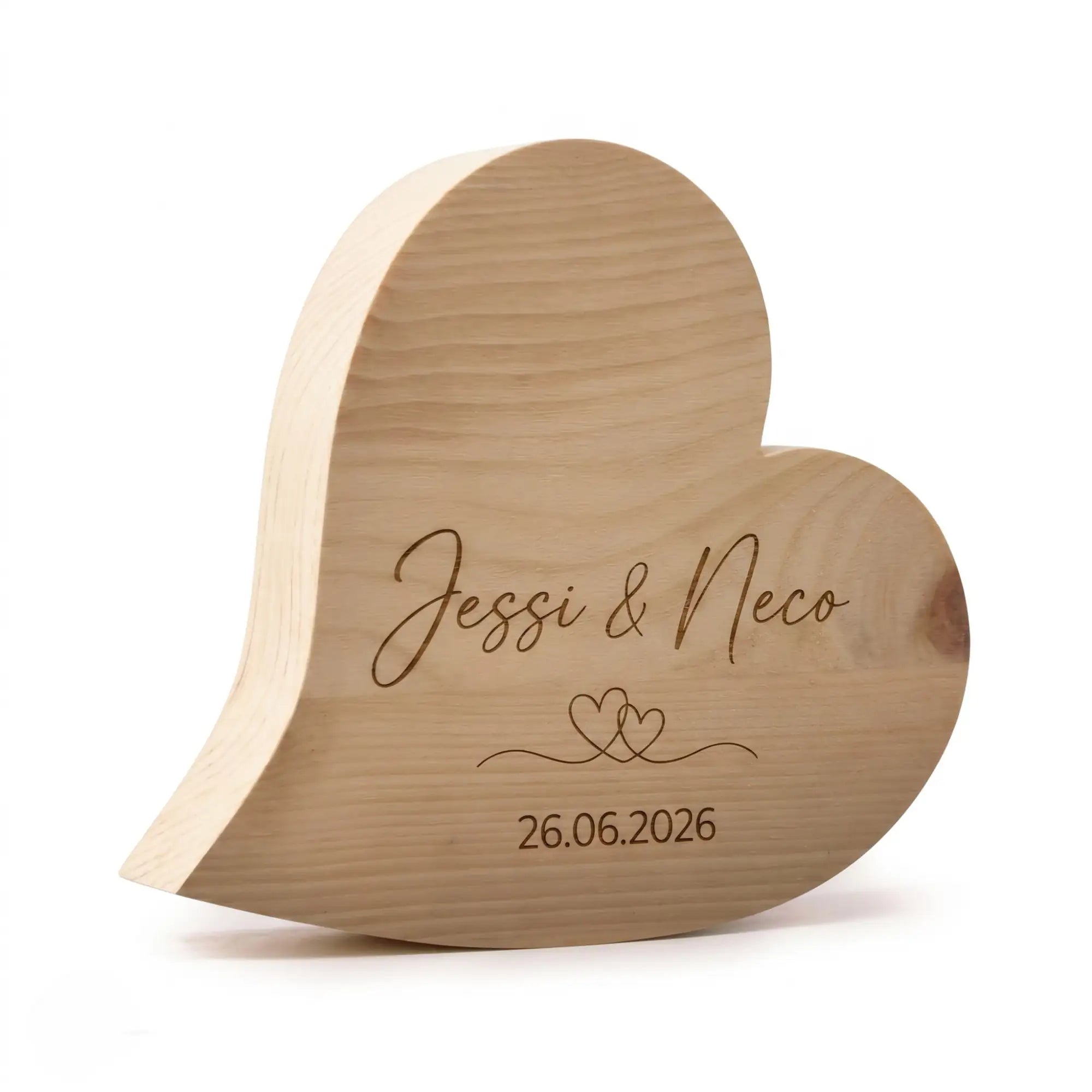 Zirbenherz als Hochzeitsgeschenk für das Brautpaar mit individueller Namensgravur.
