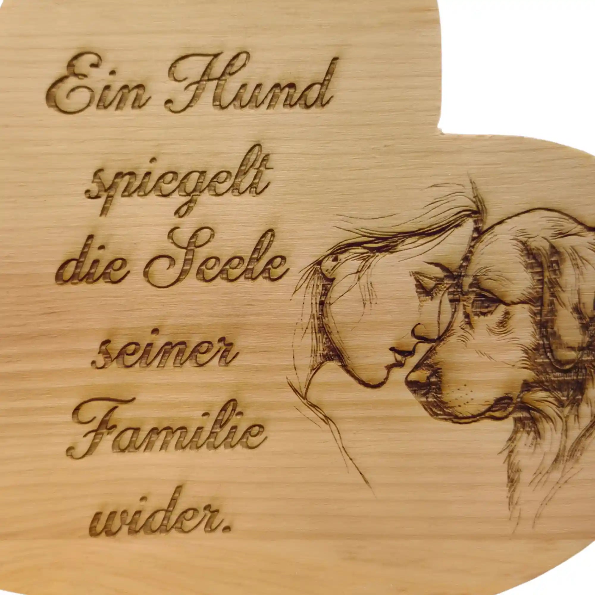 Detailaufnahme der Hunde Gravur mit Spruch uber Seele und Verbindung auf Zirbenherz aus Holz.
