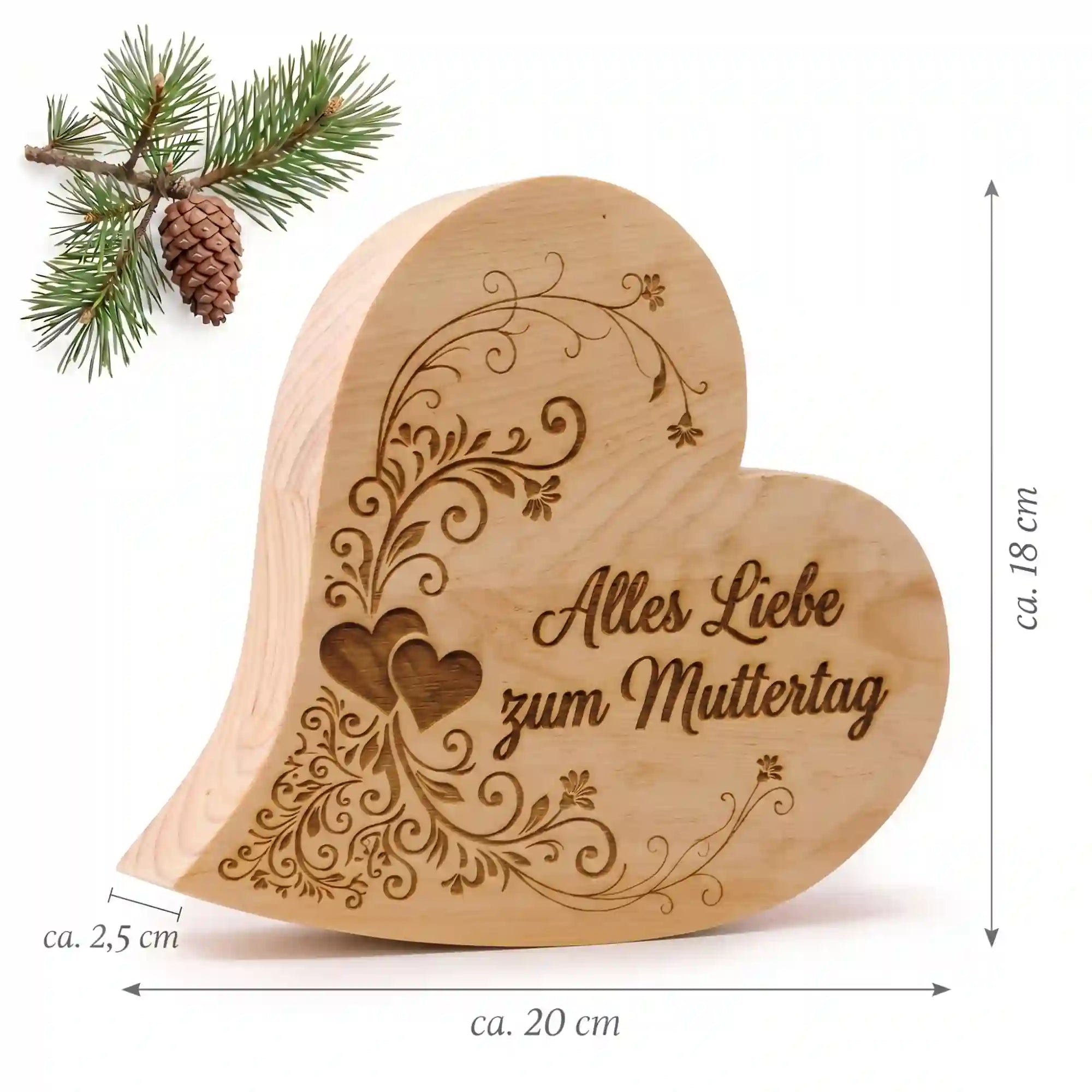 Zirbenherz als Muttertagsgeschenk aus Holz mit Gravur „Alles Liebe zum Muttertag“, Herzverzierung und sichtbaren Massen auf weissem Hintergrund mit Zirbenzweig.