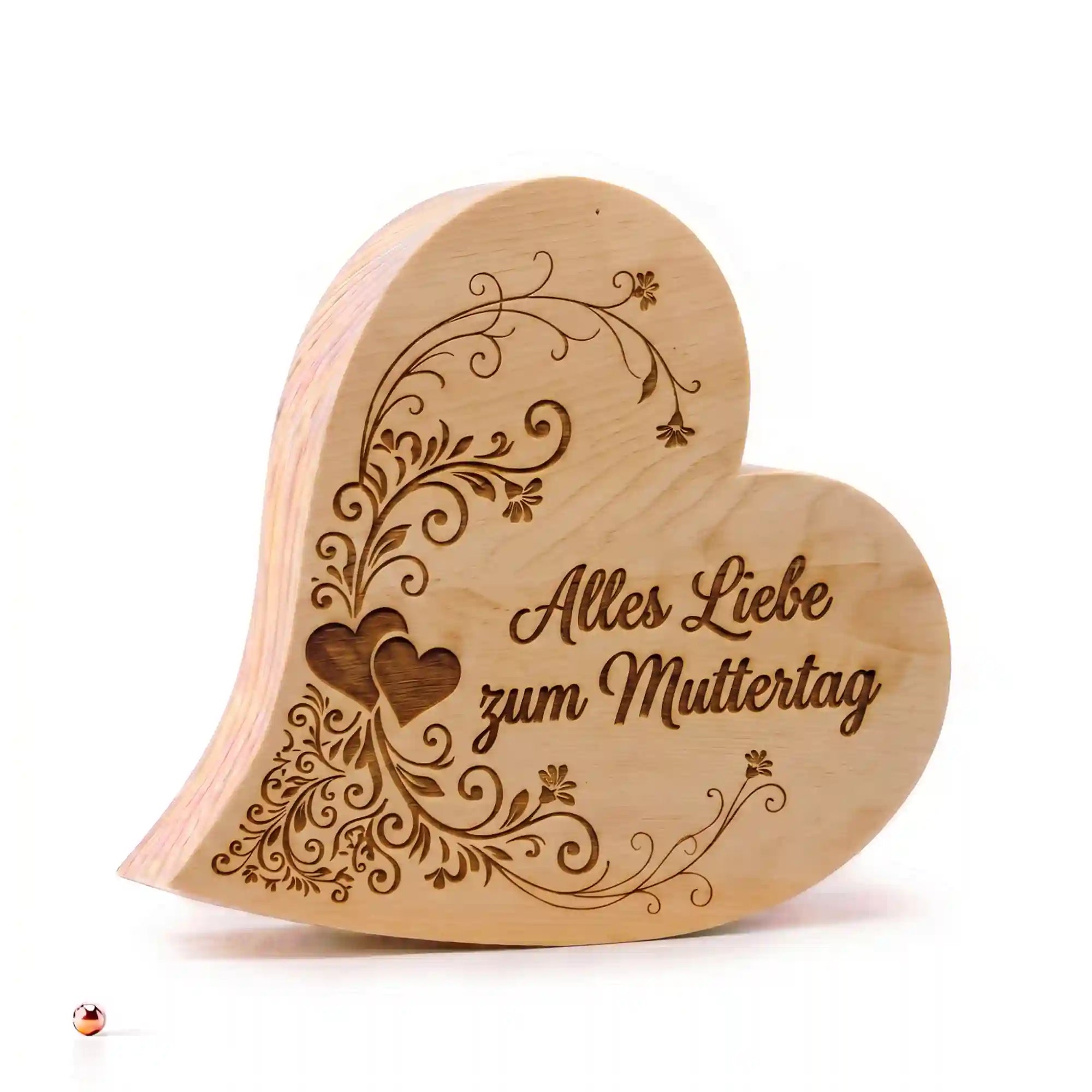 Zirbenherz als Muttertagsgeschenk aus Holz mit Gravur „Alles Liebe zum Muttertag“ und Herzverzierung auf weissem Hintergrund. Zirbenherz als Muttertagsgeschenk aus Holz mit Gravur „Alles Liebe zum Muttertag“ und Herzverzierung auf weissem Hintergrund.