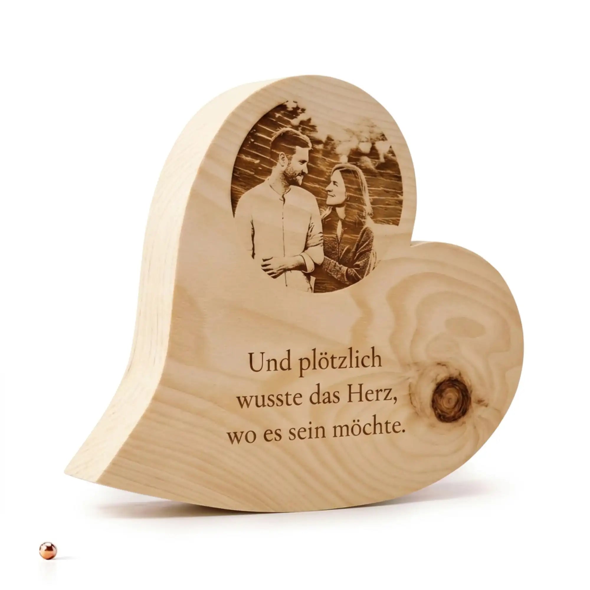 Zirbenherz personalisiertes Geschenk aus Zirbelholz mit Fotogravur eines gluecklichen parechen als Geschenk zum Jubilaeum. Zirbenherz personalisiertes Geschenk aus Zirbelholz mit Fotogravur eines gluecklichen parechen als Geschenk zum Jubilaeum.