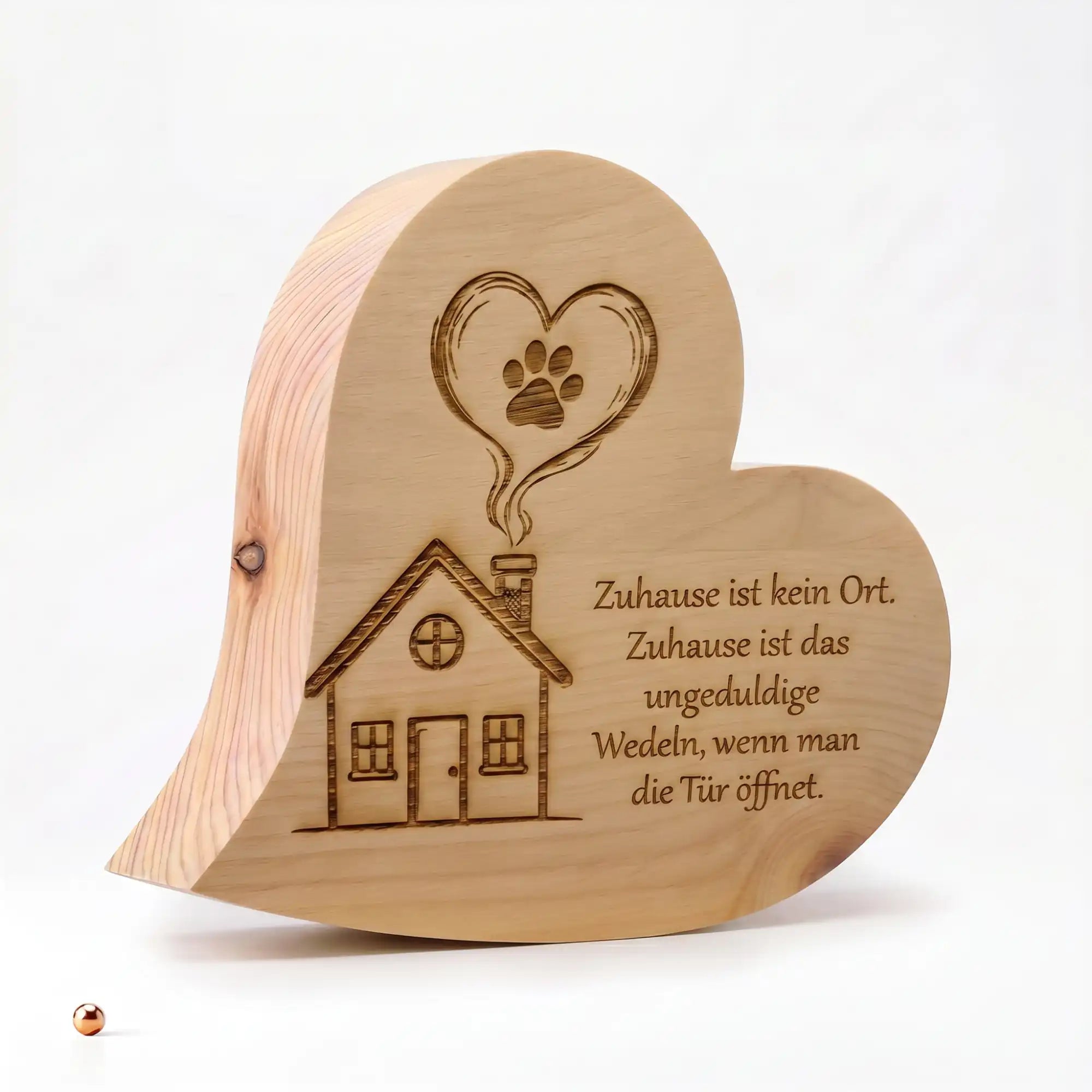 Zirbenherz aus Holz mit Pfoten Gravur und Zuhause Spruch als Geschenk mit natuerlichem Charakter. Zirbenherz aus Holz mit Pfoten Gravur und Zuhause Spruch als Geschenk mit natuerlichem Charakter.
