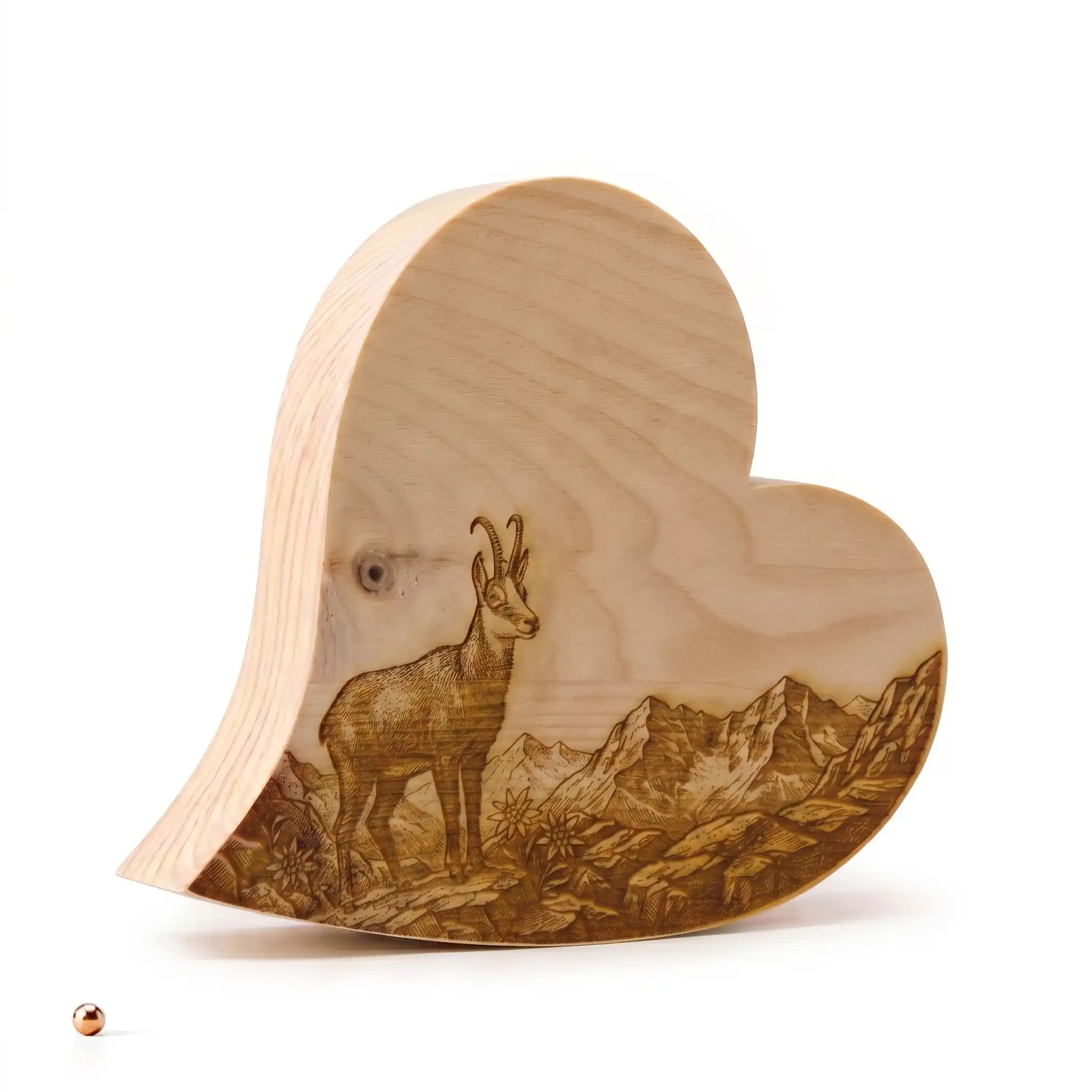 Massives Zirbenherz Tiroler Bergwelt mit Gams als alpine Wohndeko. Das ideale Souvenir & Geschenk aus Kitzbuehel. Massives Zirbenherz Tiroler Bergwelt mit Gams als alpine Wohndeko. Das ideale Souvenir & Geschenk aus Kitzbuehel.
