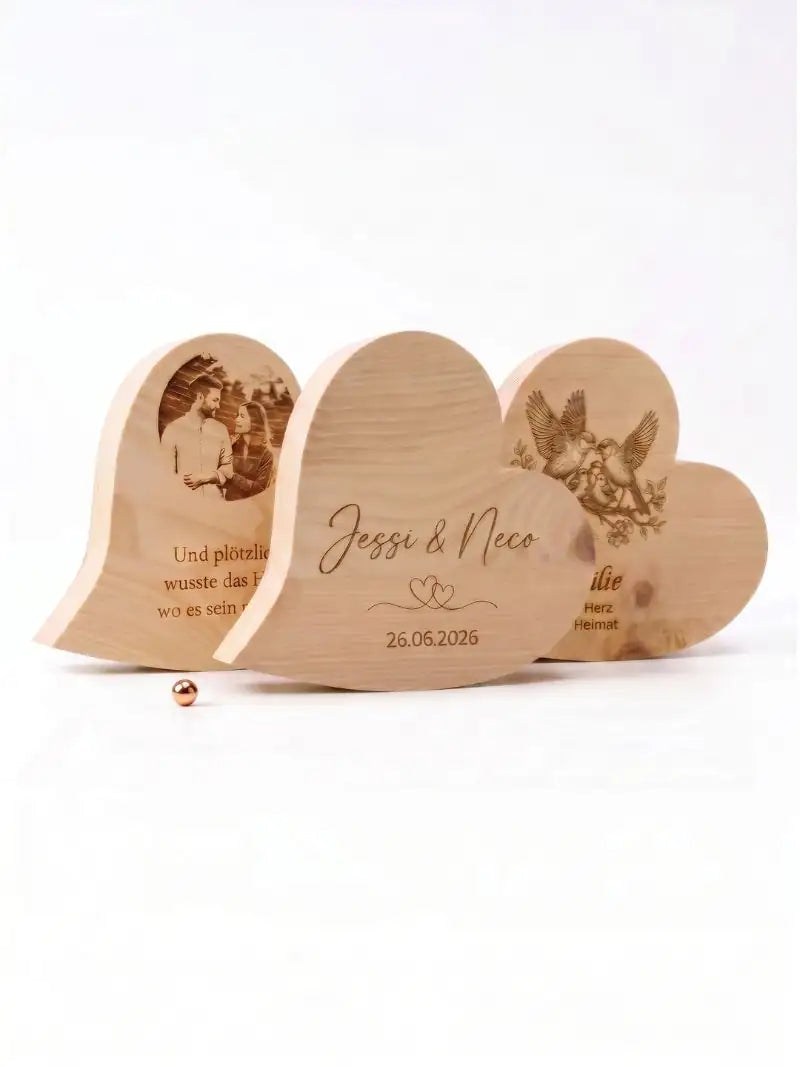 Kollektion aus drei massiven Zirbenherzen mit individueller Fotogravur Namensgravur Jessi und Neco sowie Familienvogelmotiv freigestellt auf weissem Hintergrund mit viel Platz unten fuer Text mobiles Kategoriebild.