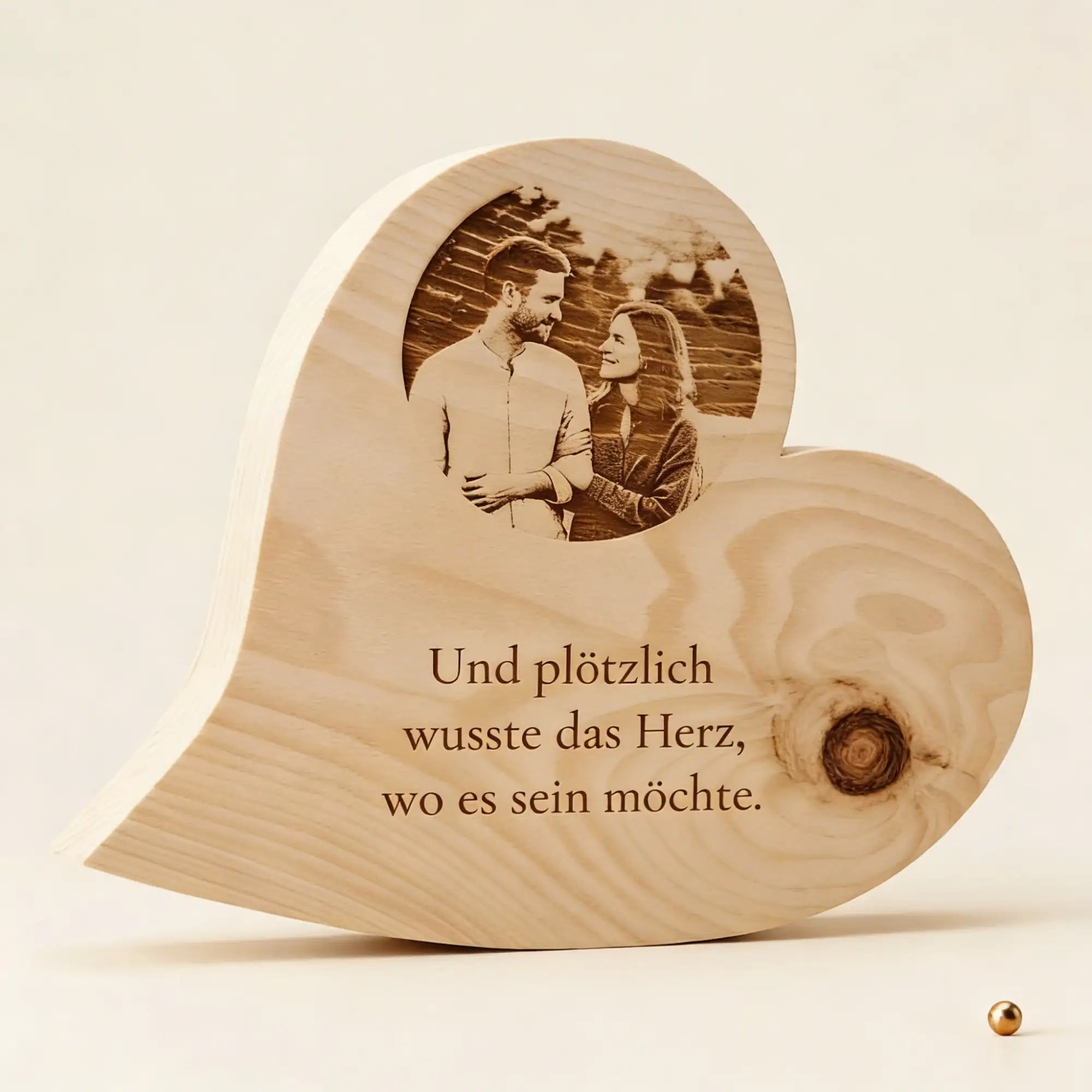 Personalisiertes Zirbenholz-Herz mit Foto-Gravur & Text aus. Hochwertiges Hochzeitsgeschenk & Unikat aus Zirbe. Personalisiertes Zirbenholz-Herz mit Foto-Gravur & Text aus. Hochwertiges Hochzeitsgeschenk & Unikat aus Zirbe.