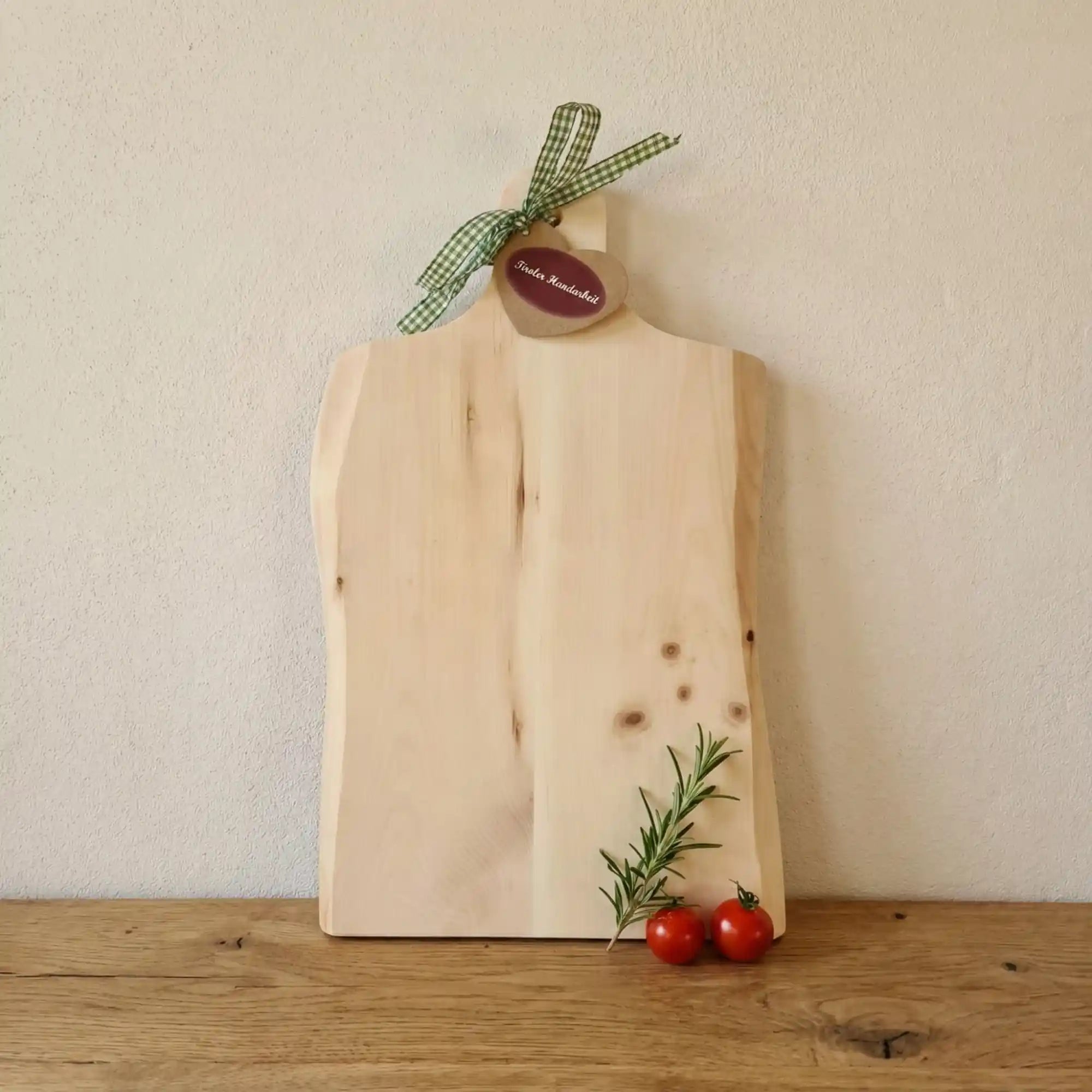 Personalisiertes Zirbenholz Jausenbrett mit Foto Gravur und gruener Schleife am Griff als liebevolle Dekoration aus Kitzbuehel. Personalisiertes Zirbenholz Jausenbrett mit Foto Gravur und gruener Schleife am Griff als liebevolle Dekoration aus Kitzbuehel.