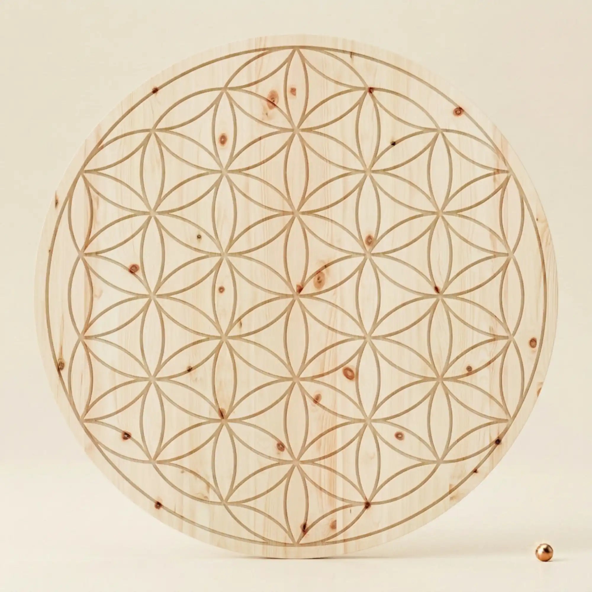 Blume des Lebens Wandbild aus Zirbenholz rund auf handgeschoepftem Papier. Blume des Lebens Wandbild aus Zirbenholz rund auf handgeschoepftem Papier.