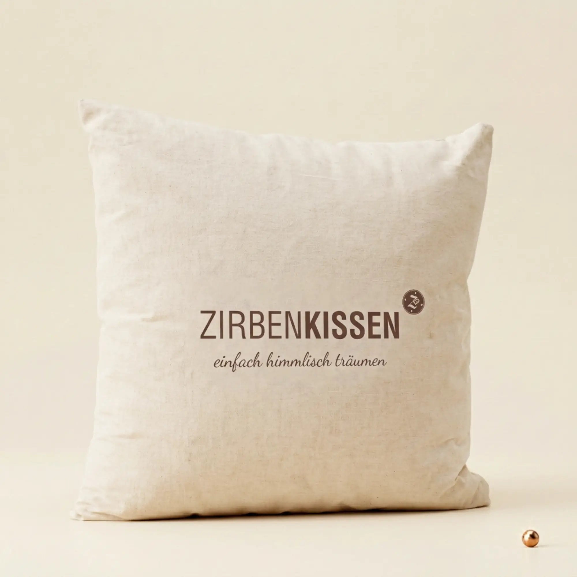 Zirbenkissen beige Baumwolle 40x40 auf handgeschoepftem Papier.