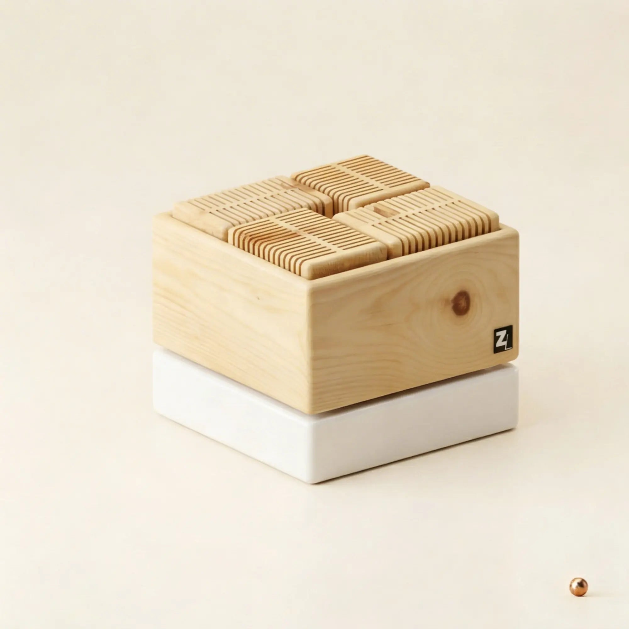 ZirbenLuefter Cube II mini aus Zirbenholz und Gmundner Keramik auf Hintergrund mit Kupferpunkt. ZirbenLuefter Cube II mini aus Zirbenholz und Gmundner Keramik auf Hintergrund mit Kupferpunkt.