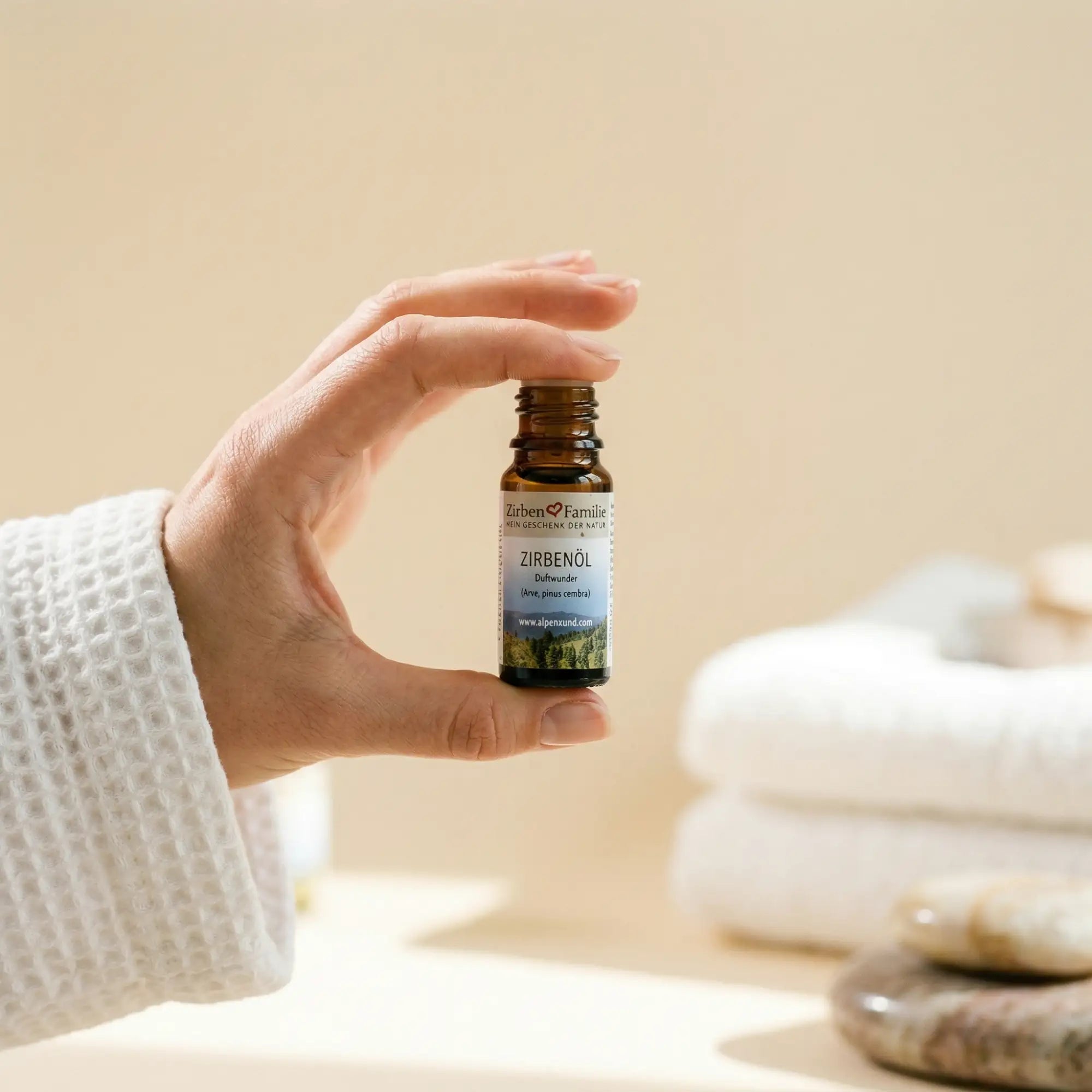 Zirbenoel 10ml Flasche in der Hand zur Groessendarstellung, naturbelassenes Duftoel von GeschenkeReich Kitzbuehel. Zirbenoel 10ml Flasche in der Hand zur Groessendarstellung, naturbelassenes Duftoel von GeschenkeReich Kitzbuehel.