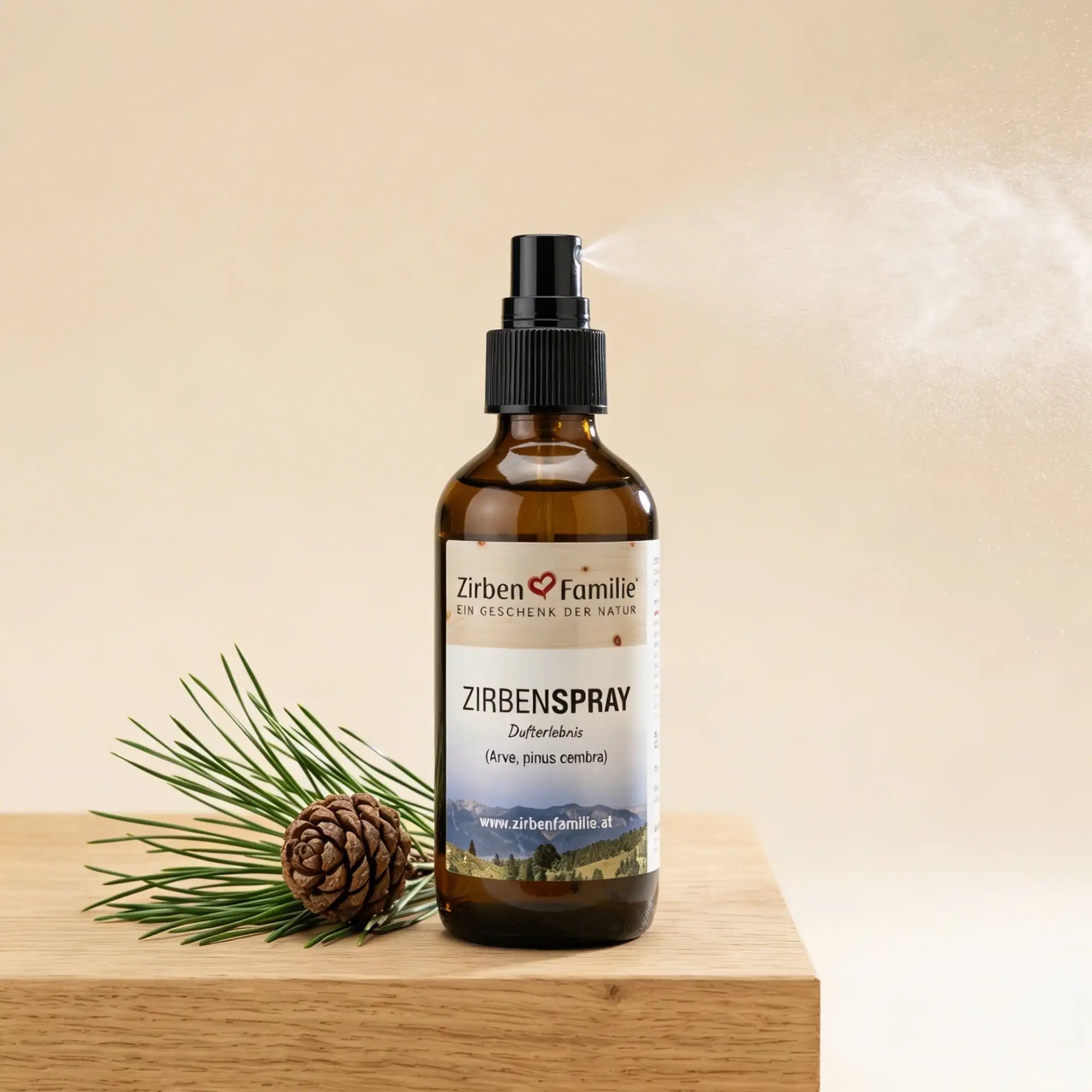 Original 100ml Zirbenspray Glasflasche mit Zerstaeuber und feinem Spruehnebel auf Zirbenholz. Original 100ml Zirbenspray Glasflasche mit Zerstaeuber und feinem Spruehnebel auf Zirbenholz.