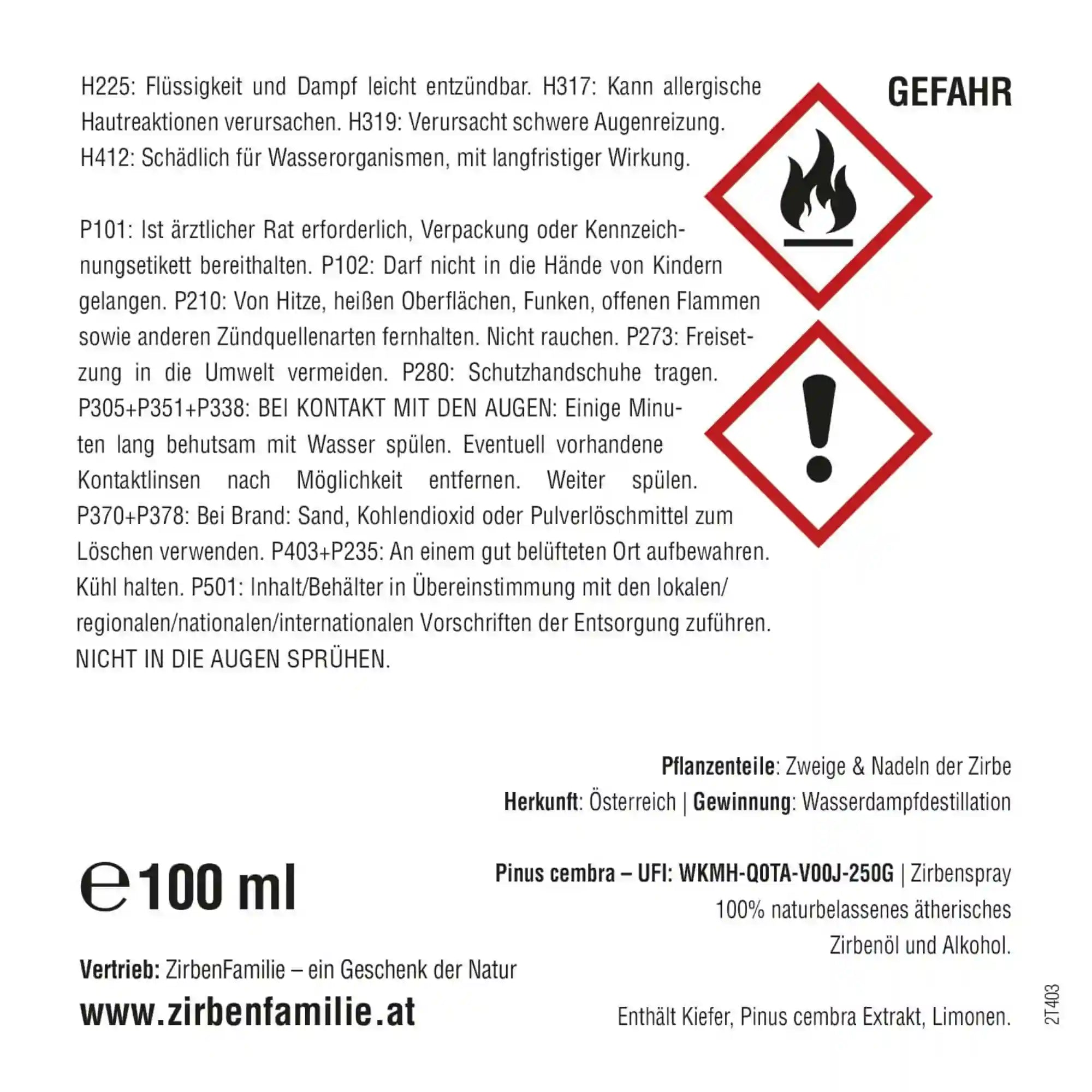 Rueckansicht der 100ml Zirbenspray Glasflasche mit detailliertem Sicherheitsetikett, CLP-Gefahrenpiktogrammen und Entzuendbarkeit-Symbol. Rueckansicht der 100ml Zirbenspray Glasflasche mit detailliertem Sicherheitsetikett, CLP-Gefahrenpiktogrammen und Entzuendbarkeit-Symbol.