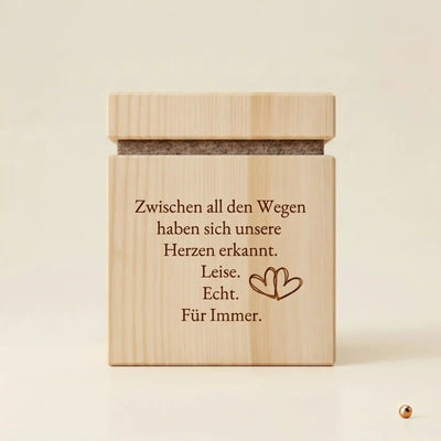 HerzZeit Zirbenwuerfel aus Zirbenholz mit individueller Gravur als Geschenk durch hochwertige Lasergravur aus Kitzbuehel.
