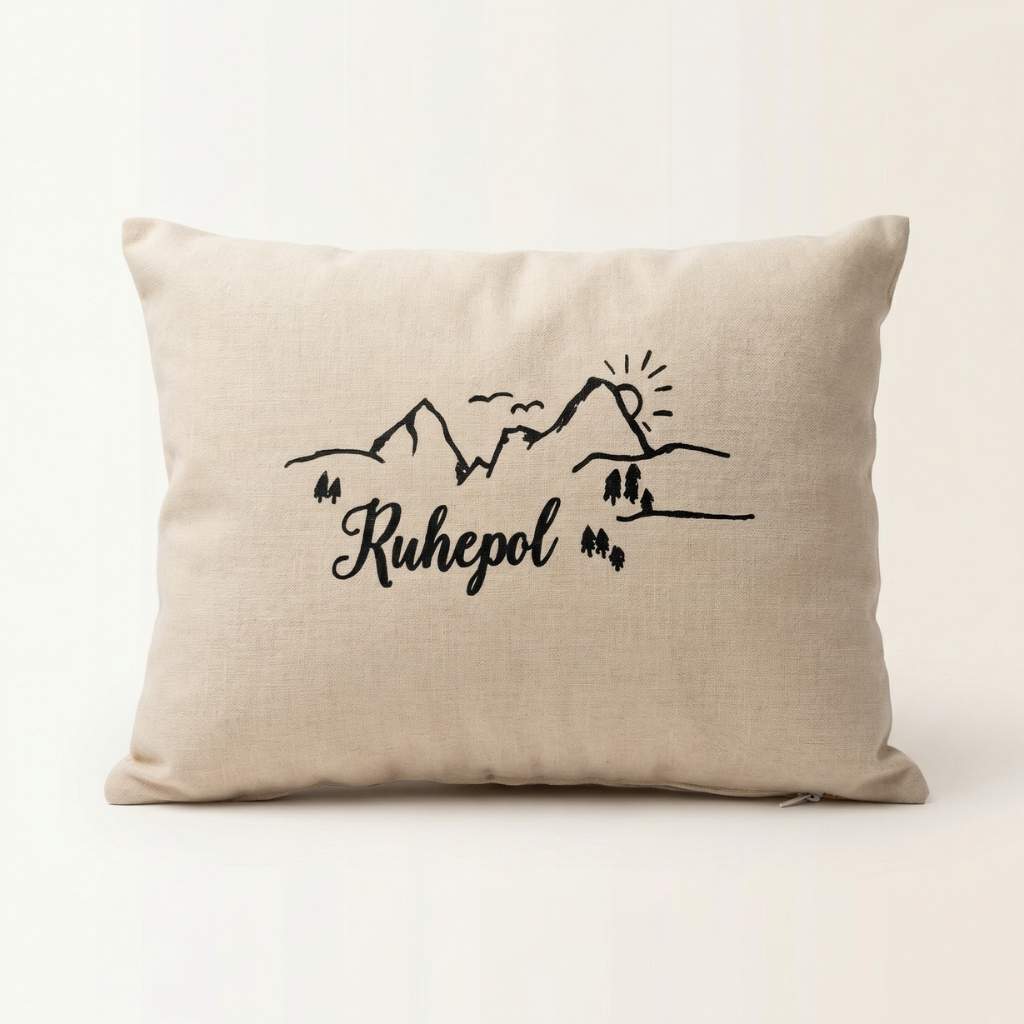 Zirbenkissen Zirbenprodukt 30x20 cm mit natürlichen Zirbenflocken und der Aufschrift Ruhepol mit minimalistischer grafik bestehnd aus berg sonne tannenbäumen und wandereren– ohne deko