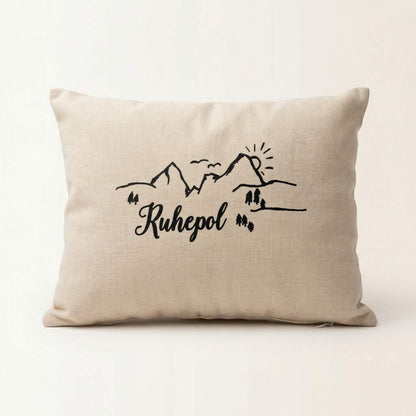 Zirbenkissen Zirbenprodukt 30x20 cm mit natürlichen Zirbenflocken und der Aufschrift Ruhepol mit minimalistischer grafik bestehnd aus berg sonne tannenbäumen und wandereren– ohne deko